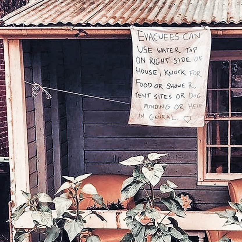 サマンサウィルスのインスタグラム：「🇦🇺Amongst the devastation there are a great amount of open doors, arms and hearts. Oh, Australia. ❤️💔❤️⠀⠀⠀ ⠀⠀⠀ Some diamonds in the dust today; ⠀⠀⠀ ⠀⠀⠀ @CelesteBarber setting out to raise $30k and the tally just hit $5Million 🙌🏽 !!!! ⠀⠀⠀ ⠀⠀ + All the Aussie businesses who have gotten onboard so quickly and are donating up to 100% of sales. ⠀⠀⠀ ⠀⠀⠀ The speed in which people acted to create impact in whatever way they could is truly incredible. The kindness in camaraderie. -SWx⠀ ⠀ ✨*PLEASE ADD ANY DIAMONDS IN COMMENTS BELOW, NO MATTER HOW BIG OR SMALL. ✨」