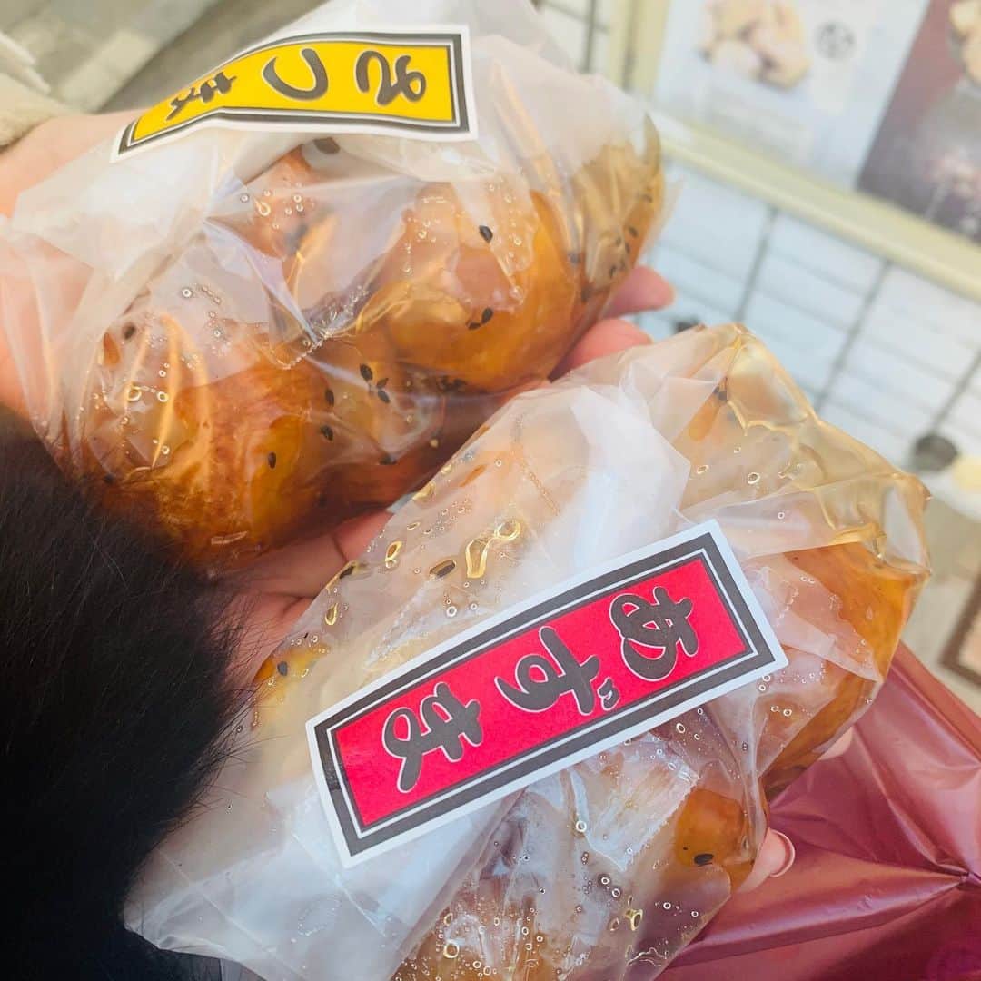 楠紗友里さんのインスタグラム写真 - (楠紗友里Instagram)「#⛩ 昨日はお仕事終わりに、友人達と2020年パワースポットという噂の根津神社へ🤗☀️ 御神籤はまさかの……‼🥺️ 久しぶりに見ました。🤣 とはいえ昨日も美味しいものをたくさんいただいて幸せだったので、良き良き☺️❣️ * #お詣り#根津神社 #おみくじは凶 #でもめげません 笑 #大学芋 #あずまとさつま #俺のイタリアン  #焼肉トラジ #サーロイン #肉刺し盛り  #美味 #今年もよろしくね #❤️」1月4日 12時09分 - sayuri_kusunoki