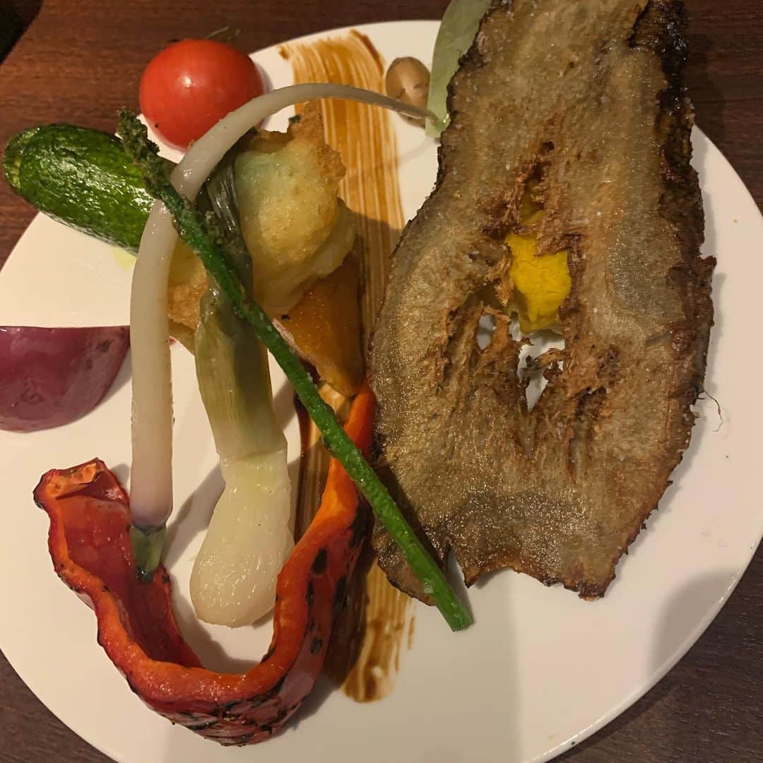 楠紗友里さんのインスタグラム写真 - (楠紗友里Instagram)「#⛩ 昨日はお仕事終わりに、友人達と2020年パワースポットという噂の根津神社へ🤗☀️ 御神籤はまさかの……‼🥺️ 久しぶりに見ました。🤣 とはいえ昨日も美味しいものをたくさんいただいて幸せだったので、良き良き☺️❣️ * #お詣り#根津神社 #おみくじは凶 #でもめげません 笑 #大学芋 #あずまとさつま #俺のイタリアン  #焼肉トラジ #サーロイン #肉刺し盛り  #美味 #今年もよろしくね #❤️」1月4日 12時09分 - sayuri_kusunoki
