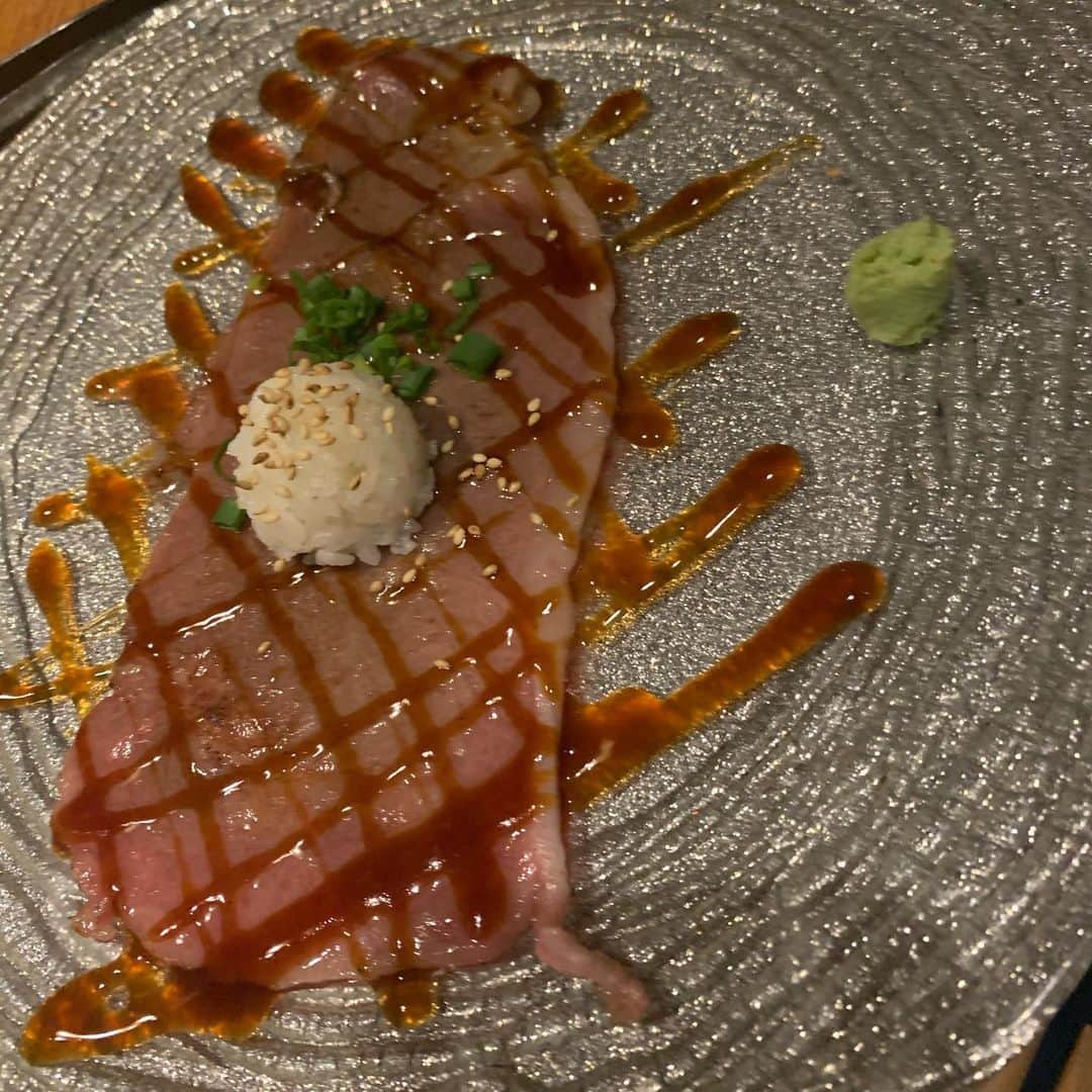 楠紗友里さんのインスタグラム写真 - (楠紗友里Instagram)「#⛩ 昨日はお仕事終わりに、友人達と2020年パワースポットという噂の根津神社へ🤗☀️ 御神籤はまさかの……‼🥺️ 久しぶりに見ました。🤣 とはいえ昨日も美味しいものをたくさんいただいて幸せだったので、良き良き☺️❣️ * #お詣り#根津神社 #おみくじは凶 #でもめげません 笑 #大学芋 #あずまとさつま #俺のイタリアン  #焼肉トラジ #サーロイン #肉刺し盛り  #美味 #今年もよろしくね #❤️」1月4日 12時09分 - sayuri_kusunoki
