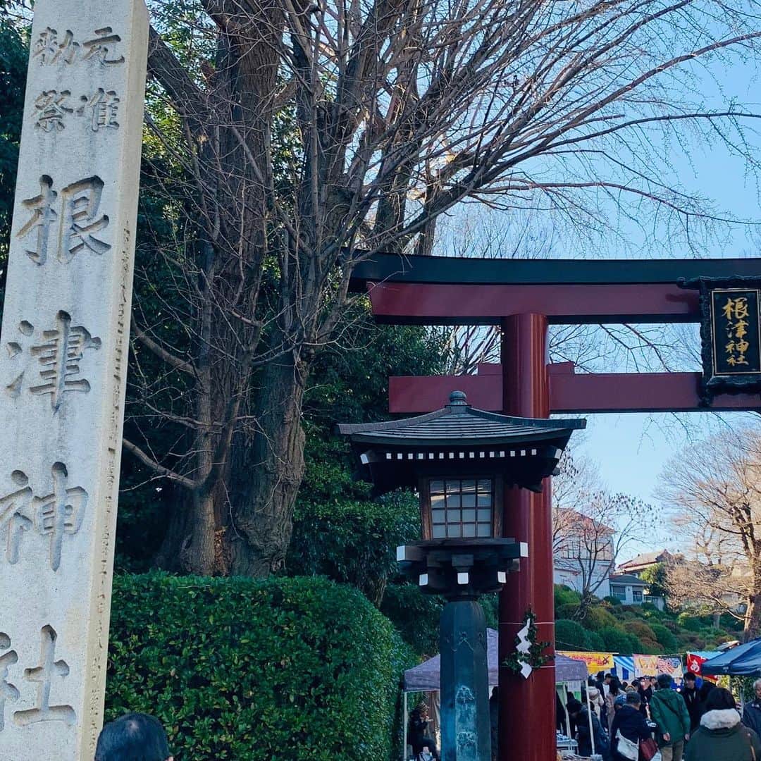 楠紗友里さんのインスタグラム写真 - (楠紗友里Instagram)「#⛩ 昨日はお仕事終わりに、友人達と2020年パワースポットという噂の根津神社へ🤗☀️ 御神籤はまさかの……‼🥺️ 久しぶりに見ました。🤣 とはいえ昨日も美味しいものをたくさんいただいて幸せだったので、良き良き☺️❣️ * #お詣り#根津神社 #おみくじは凶 #でもめげません 笑 #大学芋 #あずまとさつま #俺のイタリアン  #焼肉トラジ #サーロイン #肉刺し盛り  #美味 #今年もよろしくね #❤️」1月4日 12時09分 - sayuri_kusunoki