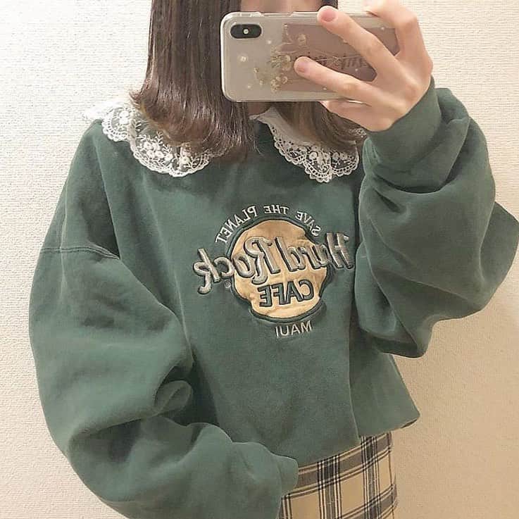 古着女子さんのインスタグラム写真 - (古着女子Instagram)「\ カジュアルコーデ🧸 /﻿ ﻿ ハードロックスウェットのガーリーコーデ！﻿ ﻿ グリーンのハードロックスウェットはカジュアルでもガーリーでも着こなせちゃう優れもの🌸﻿ ﻿ ビッグカラーとレイヤードすればレトロガーリーな着こなしに﻿ レースが女の子っぽさの秘密です！🧸﻿ ﻿ ロゴの色とスカートのチェックの色を合わせるのがコーデのポイント✨﻿ 色合わせの難しいロゴスウェットのコーデはロゴの色とボトムスの色を合わせるとまとまったコーデが組めちゃいます🌷﻿ ﻿ みんなも是非参考にして見てね！﻿ ﻿ ﻿ ﻿ ﻿ ﻿ ﻿ ﻿ 🏡古着女子がプロデュースする古着ショップを紹介🏡﻿ ・9090ナインティナインティ @9090s_ 👖👟﻿ ・Spoon  スプーン  @spoon__store 🥄✨﻿ ﻿ ﻿ 🌼公式LINE@→@furuzyo で検索🌼﻿ LINE@だけのお知らせや古着の疑問にも答えます！﻿ ﻿ ﻿ 古着を素敵に着こなしてる女性の方をRepostでご紹介させていただきます🐒写真は全てご本人様に【掲載許諾】をとっております💓﻿ ﻿ ﻿ ﻿ ﻿ ﻿ #お洒落さんと繋がりたい #古着mix #プチプラコーデ #カジュアルコーデ  #used #古着男子 #aw #着まわしコーデ #服好きな人と繋がりたい #古着好きと繋がりたい #スウェットコーデ #レトロコーデ #ガーリーコーデ #ハードロック #オーバーサイズ　#着画 #今日のコーデ #古着好き #フリクロ#instagood #スウェット #古着女子と繋がりたい  #アースカラー  #冬コーデ  #お出かけコーデ  #古着 #19aw  #重ね着 #きょコ #instapic」1月4日 12時11分 - furuzyo