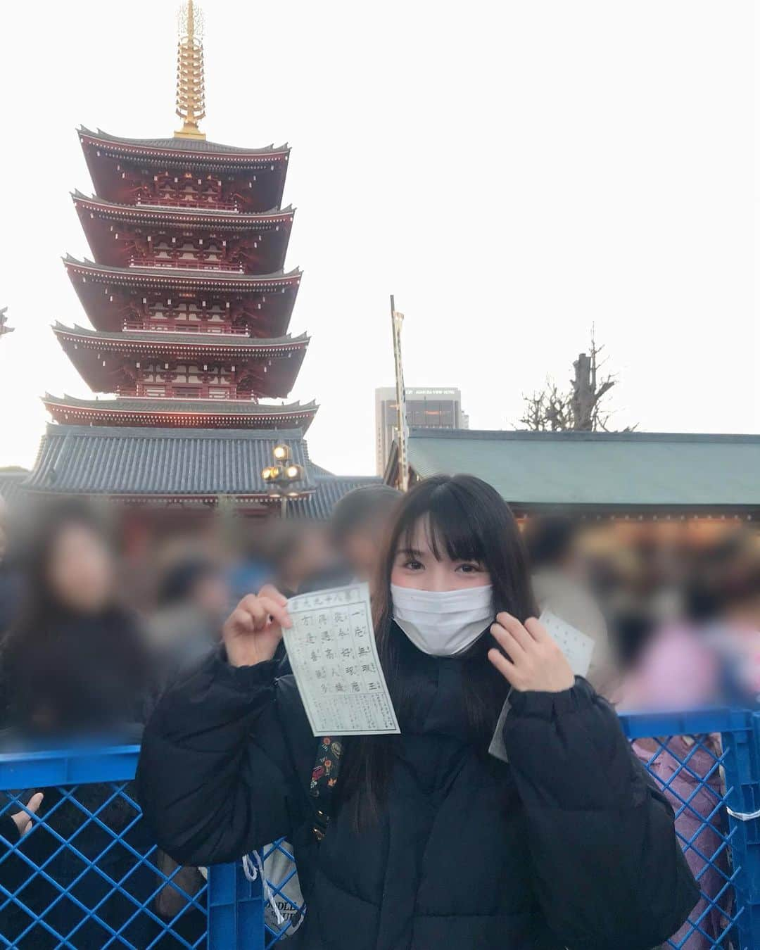 道重さゆみさんのインスタグラム写真 - (道重さゆみInstagram)「浅草行ってきたよ！ みくじ、凶やったらもっかい引こ！とか言いながら引いたら凶でした。 凶を片手にもっかい引いたら大吉でした〜✨ わーいわーい！2020年いい年になりそうだ💫#みくじ」1月4日 12時13分 - sayumimichishige0713