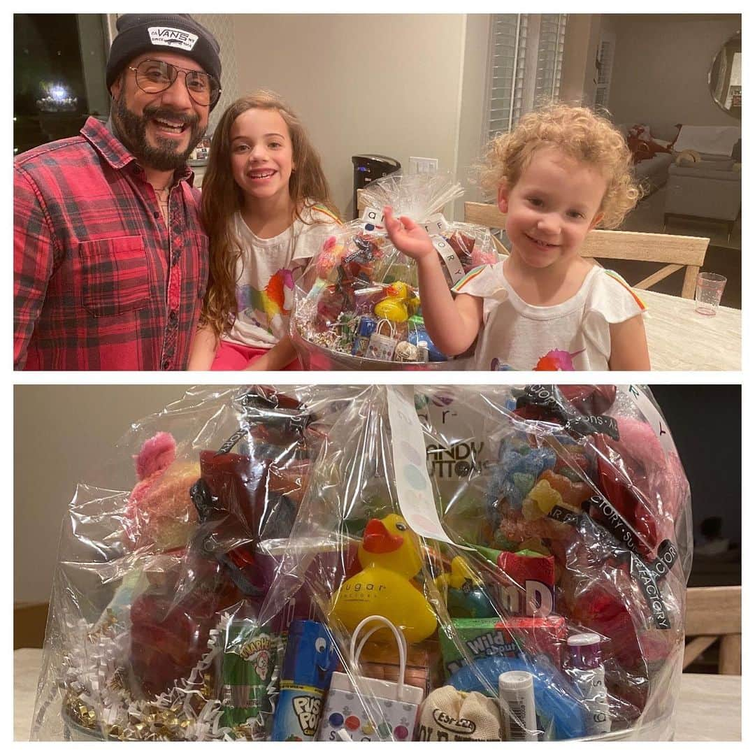 A.J.さんのインスタグラム写真 - (A.J.Instagram)「Looking forward to a really sweet 2020 thank you @thesugarfactory for the lovely gift, big things coming from me and #SugarFactory!」1月4日 12時13分 - aj_mclean