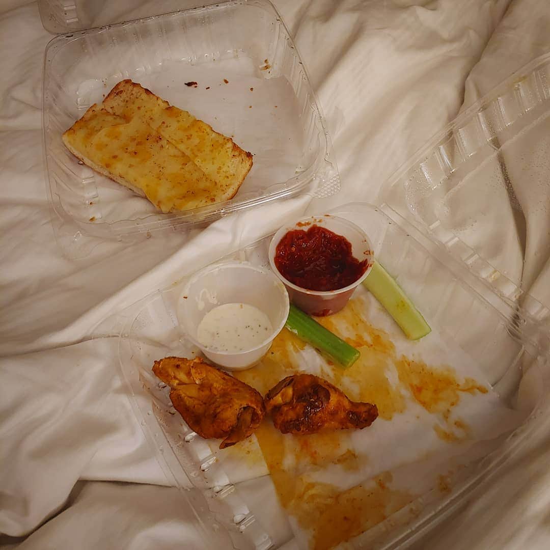 ジェイさんのインスタグラム写真 - (ジェイInstagram)「#새벽 의 흔적 🍗 샐러리와 버팔로윙의 완벽한 쿵짝 이런맛을 난 왜 이제알았을까.. 다음엔 1일1버팔로 🤙🏻 #buffalowings #celery」1月4日 12時25分 - kimjeii