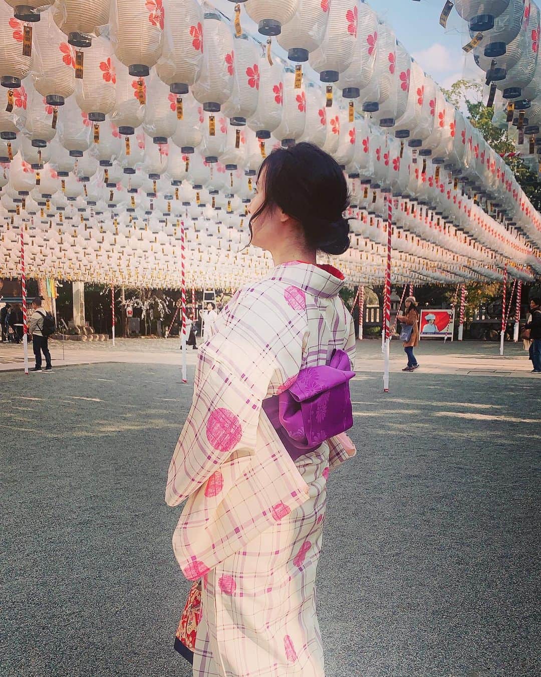 のインスタグラム：「明けましておめでとうございます🎍 今年もよろしくお願いします🌅  最近は小紋を着て #姫路 を #街ぶら してきました❁⃘*.ﾟ 久しぶりに行ったら いろんなところが変わってた。  実際に着てみて 行ってみて 触れてみる  実際にやってみるって すごく大切だなぁと思ったのでした🙂  #浜田真衣#monaカフェ」