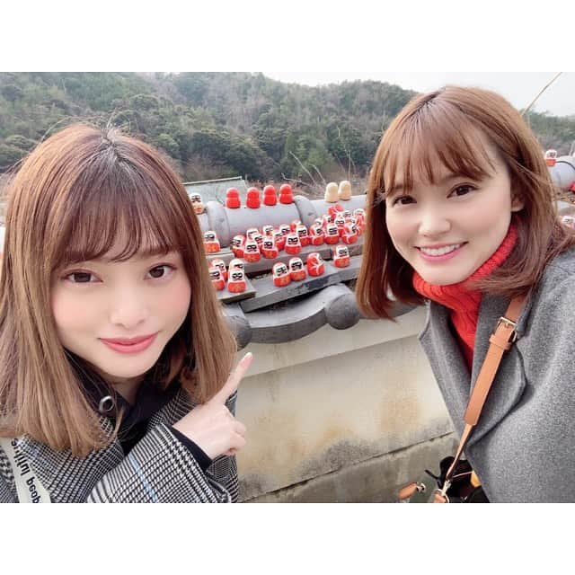 三島ゆかりさんのインスタグラム写真 - (三島ゆかりInstagram)「鐘ついたのなんか何年ぶりかな🤔楽しかった💕🔔相席食堂のスギちゃんの回思い出したww😂📺 行きは箕面駅からタクシーで渋滞手前まで乗って、2キロくらい歩きました🚕帰りはタクシーを捕まえられず、6キロくらい歩いたかな👟三が日過ぎたらバスで楽々行けるみたいやけど、昨日しか日程が合わなかったので仕方なし👍絶賛正月太り中だったのでいい運動になりました😆 今年の干支は子年🐭 たくさんの人を夢チューにさせるくらい魅力的な女性になろう❣️ #初詣 #大阪 #箕面 #勝尾寺 #勝ちダルマ #鐘つき #何年ぶり #楽しかった #髪型似すぎな件 #グレーのコートかぶり #子年 #防寒ばっちり #貼るカイロ #腹巻き #ugg #めっちゃ歩いた #疲れたけど行って良かった #インスタ映え #おすすめ神社 #三が日 #正月太り #今日から仕事 #仕事始め #頑張るぞ #三島ゆかり #ゆかりんご #followｍe」1月4日 12時22分 - apple340