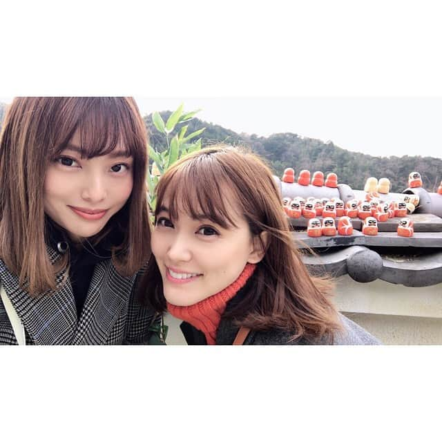 三島ゆかりさんのインスタグラム写真 - (三島ゆかりInstagram)「鐘ついたのなんか何年ぶりかな🤔楽しかった💕🔔相席食堂のスギちゃんの回思い出したww😂📺 行きは箕面駅からタクシーで渋滞手前まで乗って、2キロくらい歩きました🚕帰りはタクシーを捕まえられず、6キロくらい歩いたかな👟三が日過ぎたらバスで楽々行けるみたいやけど、昨日しか日程が合わなかったので仕方なし👍絶賛正月太り中だったのでいい運動になりました😆 今年の干支は子年🐭 たくさんの人を夢チューにさせるくらい魅力的な女性になろう❣️ #初詣 #大阪 #箕面 #勝尾寺 #勝ちダルマ #鐘つき #何年ぶり #楽しかった #髪型似すぎな件 #グレーのコートかぶり #子年 #防寒ばっちり #貼るカイロ #腹巻き #ugg #めっちゃ歩いた #疲れたけど行って良かった #インスタ映え #おすすめ神社 #三が日 #正月太り #今日から仕事 #仕事始め #頑張るぞ #三島ゆかり #ゆかりんご #followｍe」1月4日 12時22分 - apple340