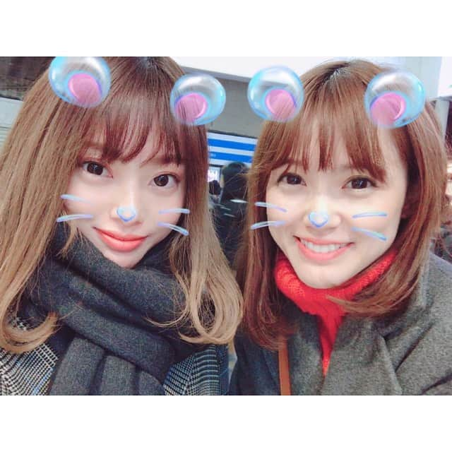 三島ゆかりさんのインスタグラム写真 - (三島ゆかりInstagram)「鐘ついたのなんか何年ぶりかな🤔楽しかった💕🔔相席食堂のスギちゃんの回思い出したww😂📺 行きは箕面駅からタクシーで渋滞手前まで乗って、2キロくらい歩きました🚕帰りはタクシーを捕まえられず、6キロくらい歩いたかな👟三が日過ぎたらバスで楽々行けるみたいやけど、昨日しか日程が合わなかったので仕方なし👍絶賛正月太り中だったのでいい運動になりました😆 今年の干支は子年🐭 たくさんの人を夢チューにさせるくらい魅力的な女性になろう❣️ #初詣 #大阪 #箕面 #勝尾寺 #勝ちダルマ #鐘つき #何年ぶり #楽しかった #髪型似すぎな件 #グレーのコートかぶり #子年 #防寒ばっちり #貼るカイロ #腹巻き #ugg #めっちゃ歩いた #疲れたけど行って良かった #インスタ映え #おすすめ神社 #三が日 #正月太り #今日から仕事 #仕事始め #頑張るぞ #三島ゆかり #ゆかりんご #followｍe」1月4日 12時22分 - apple340