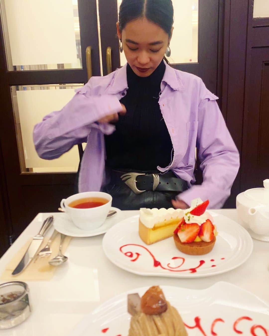 池田莉子さんのインスタグラム写真 - (池田莉子Instagram)「GOKAN 北浜本館へ 🍽  大好きな五感のケーキ🖤 先月誕生日だった為、母が誘ってくれました🎶 迷って、二つ頼んでしまいましたが上品な味のケーキと フルーツティーが美味しくてぺろりと完食〜🥺 癒。 ﻿ #gokan #kitahama #osaka #cake ﻿#ootd #purpleshirt #yohjiyamamoto #sulvam ﻿#nike  #五感北浜本館 #北浜 #ケーキ #レザーパンツ #シャツ」1月4日 12時23分 - ricoikeda