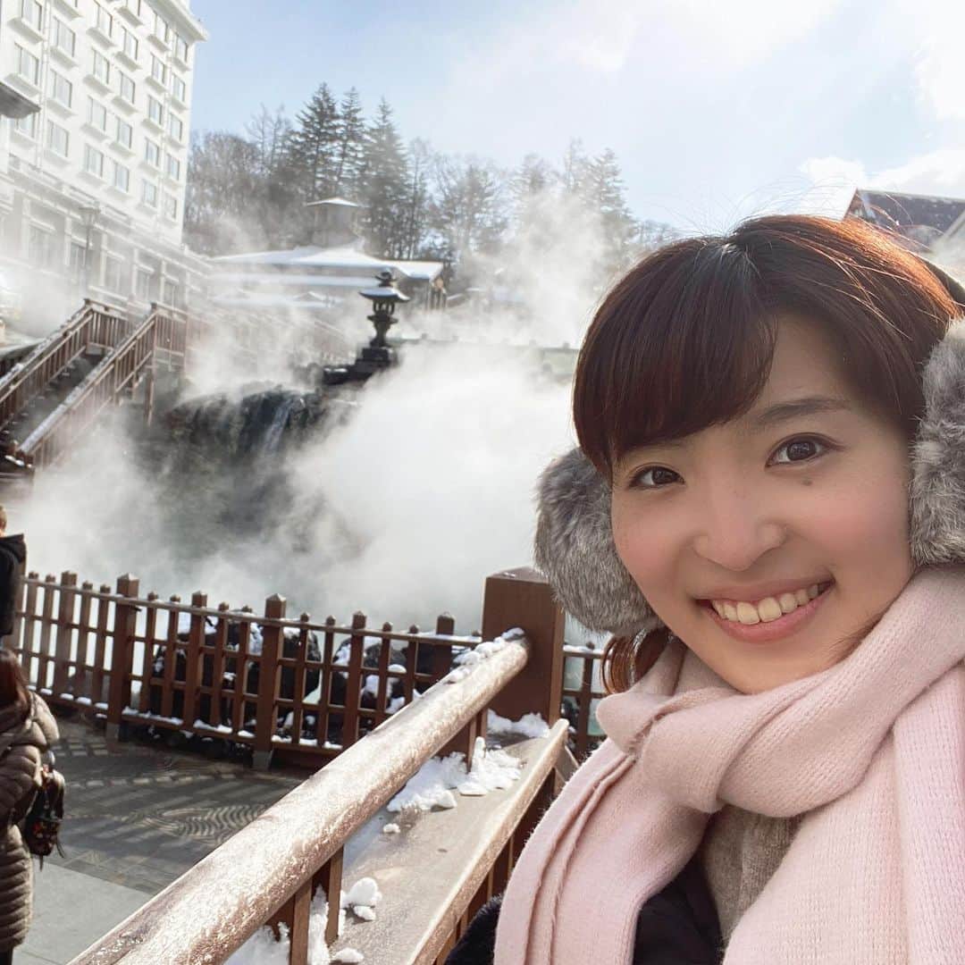のインスタグラム：「初草津温泉。バスから降りた瞬間から、硫黄のような温泉のいい香り。細かい雪もパラパラ☃️💙温泉好き✖️道産子は冬の温泉地にテンション上がる（╹◡╹） . #温泉好き #草津温泉 #群馬 #湯畑 #温泉旅行 #お正月 #kusatsu #onsen #hotspring #loveonsen #♨️」