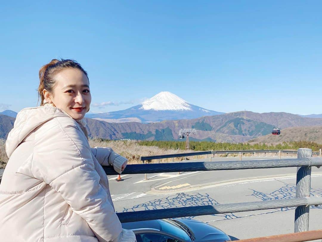 難波礼華のインスタグラム：「あけましておめでとうございます🎍 今年も仕事にプライベートにもっと充実できるように楽しみながら頑張りたいな🥰 あ、あと健康第一で！！ 年々老いを感じていくので、楽しみつつものんびりとした時間もつくりたいな🥰 2020年もよろしくお願いします❤️ . お正月は家族で毎年恒例の箱根旅行へ❤️ 温泉入って美味しいごはん食べてちょーゆったり🥰 富士山みて駅伝みて幸せなお正月休み❤️ 明日から　@homeharajuku 営業スタート！ 皆様のご来店お待ちしてます❤️」