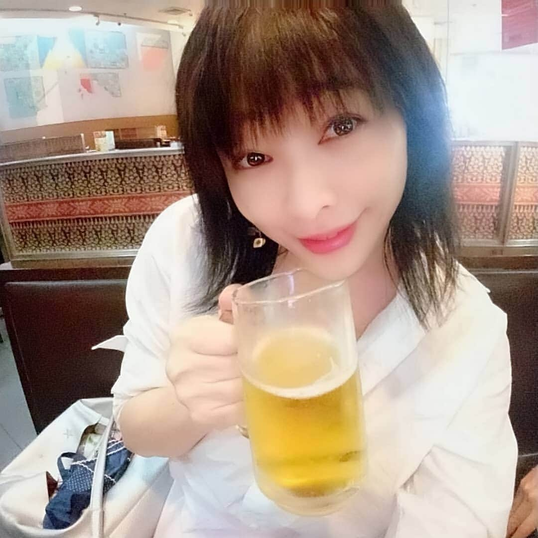 松坂南さんのインスタグラム写真 - (松坂南Instagram)「もともと、そこまでビール好きでもないので・・たまにはいただく。  でも、大人になって最近ビールの美味しさがわかってきたよ～🎵 #グラドル自画撮り部」1月4日 12時36分 - minami_matsuzaka