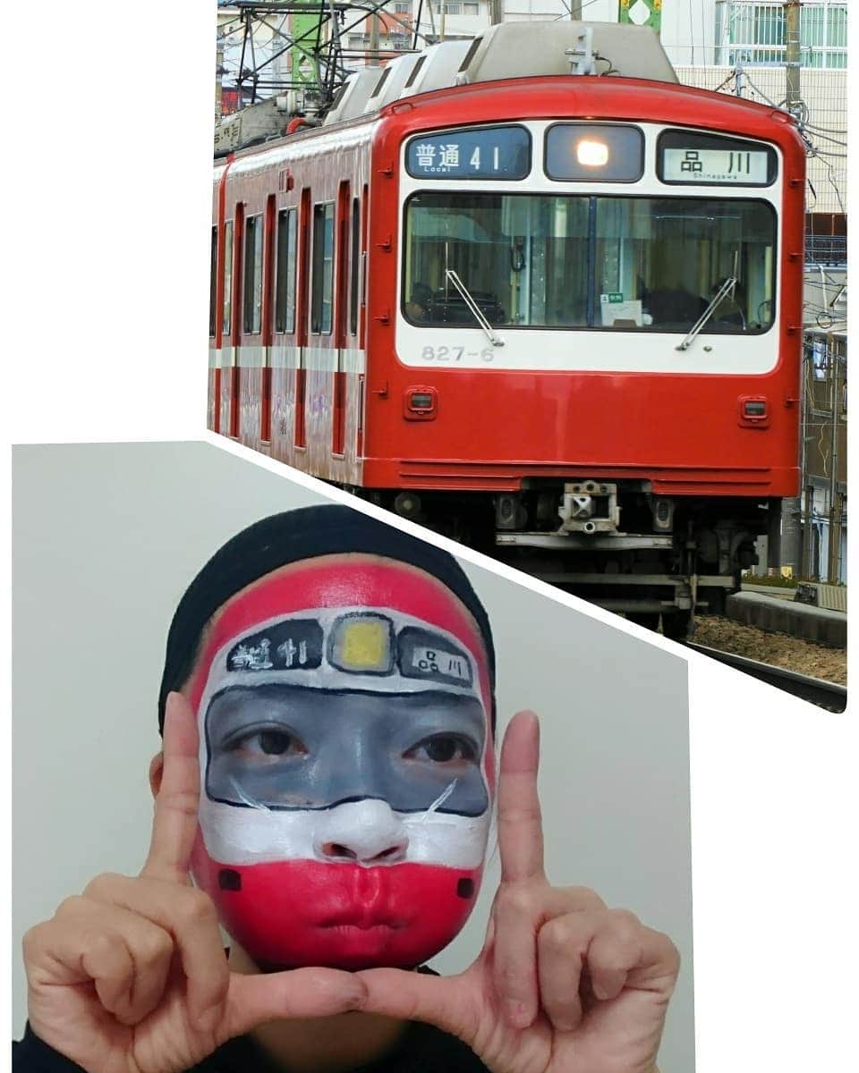 とくこさんのインスタグラム写真 - (とくこInstagram)「京急電鉄、800形だよ！1978年～昨年まで走っていて、ドアは両開きではなく今時珍しい片開きドアだったんだよ～！真っ赤なお顔から「だるま電車」の愛称で親しまれていたよ～！おめでたいお顔だね～！ ・ #写真とってたら息子乱入 #この２分前に電車顔の私にこっぴどく怒られて泣いてたのに #切り替え早い #お前をだるま顔にしてやろうかby聖飢魔II #まね鉄 #京急電鉄 #800形 #だるま電車 #まね鉄 で一覧見れます #顔鉄 #ママ鉄 #子鉄 #親子鉄 #子鉄ママと繋がりたい #鉄道好きな人と繋がりたい #鉄道 #芸人 #フェイスペイント #comedian #train #facepaint #railway #とくこ」1月4日 12時39分 - tokukoyori