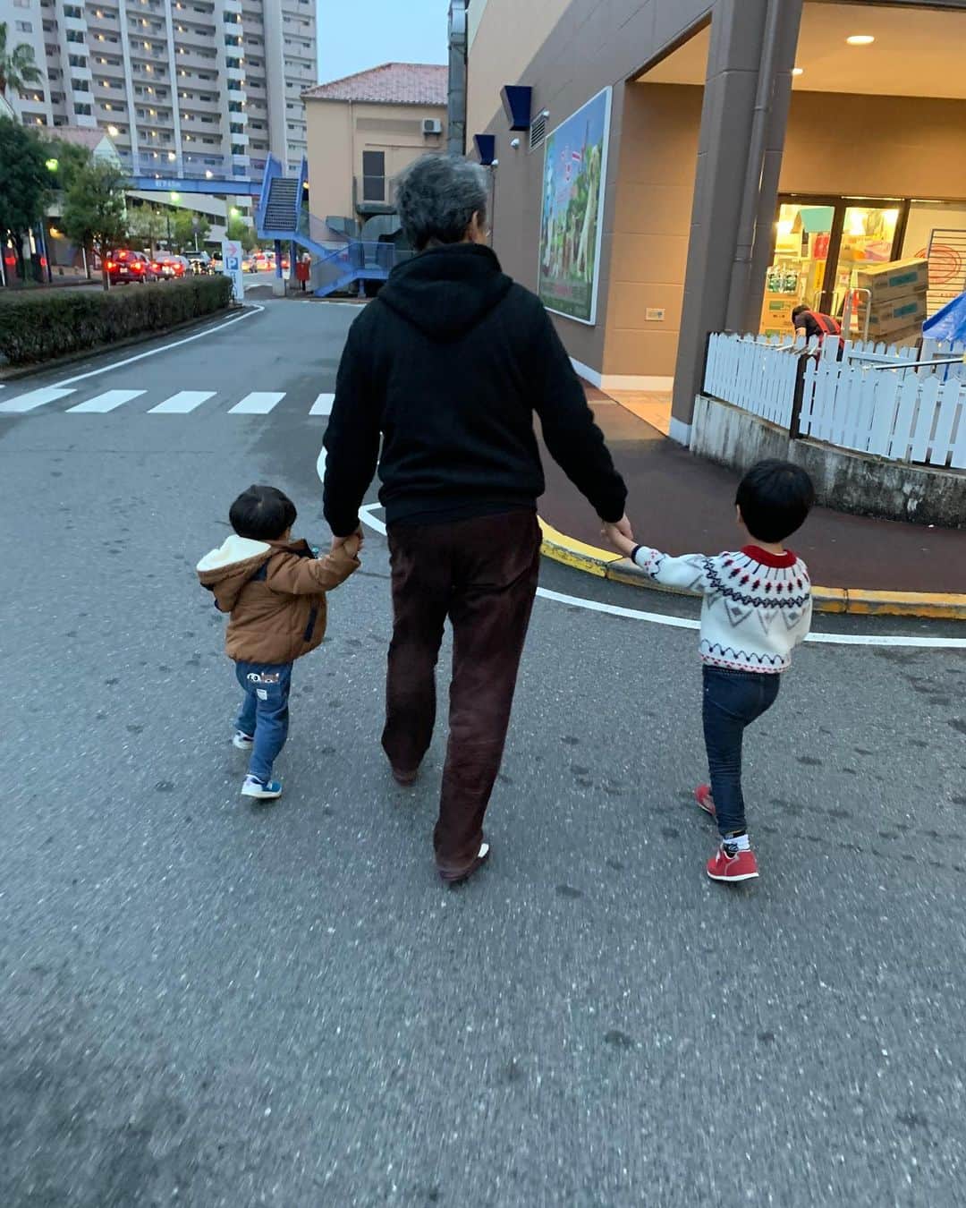 のインスタグラム：「いつの間にか年が明けていました！！ 明けましておめでとうございます㊗️ 昨年は舞台が２本！(多分！違った？違ったら違うって言って！笑)の他に、映像の仕事も何本かやらせて頂いて、仕事の面ではすごく勉強になった1年でした。 そんな中、小人たちの相次ぐ入院と、自分の骨折とで、散々な目に遭いましたが、色んな行事は無事に参加出来たし、なんだかんだ、運が良かったんじゃないか？とすら思えてきました。今年本厄を抜け出して、後厄！！もーーーう今年は幸せしかないよね？ね？？素敵な1年になると信じてます！！！！ 年末年始、広島の義理の叔母のお家でゆっくり過ごさせてもらいました😊叔父は中国人で、毎日出てくる美味しい豪華中華料理に年末年始の雰囲気を全く忘れていて、家に帰ってきて近所のお寿司屋さんへ行って初めてお正月な感じがしました。笑 初詣は宮島の厳島神社へ。なんだかんだ小人たちが広島をすごく楽しんでくれていたので、良い1年の始まりを迎えられて良かった✨✨ 今日からわたしゃ仕事初め！！年末年始ずっと一緒だったからか、とっちゃんにめちゃめちゃ泣かれたけど、チョコレートをあげた瞬間にバイバイ👋と言われました。笑  うん。ママ、頑張るよ。 まずは新年1発目！「マリオネット」精一杯頑張ります😆‼️ 皆様、今年もよろしくお願い致します🙇‍♀️‼️ #2019年ありがとう #2020年よろしく」