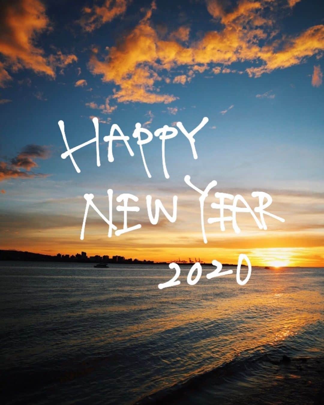 中尾萌那のインスタグラム：「明けましておめでとうございます #2020  なんだか特別な年になりそうな予感、、 がんばるぞっ 今年もよろしくお願いします🌈」