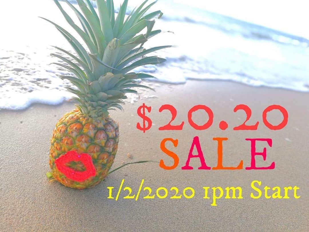 Hundred Dreamsのインスタグラム：「#Repost @mocolimahawaii ・・・ 1/2 1pm より3日間限定$20.20 SALE 開催致します❤︎ お近くにお越しの際は是非ともお立ち寄り下さいませ🍍💋🍍 1/1 Closed 1/2 1pm-6pm  1/3 1pm-6pm 1/4 1pm-6pm  #happynewyear#pineapplelife#beach#ocean#lips#pineapple#waves#hawaii#sale#mocolima#madeinhawaii#smile#love#positive#aloha#luckywelivehawaii#ハワイ旅行#ハワイ旅#ハワイ好き#ハワイ大好き#ハワイ好きと繋がりたい」
