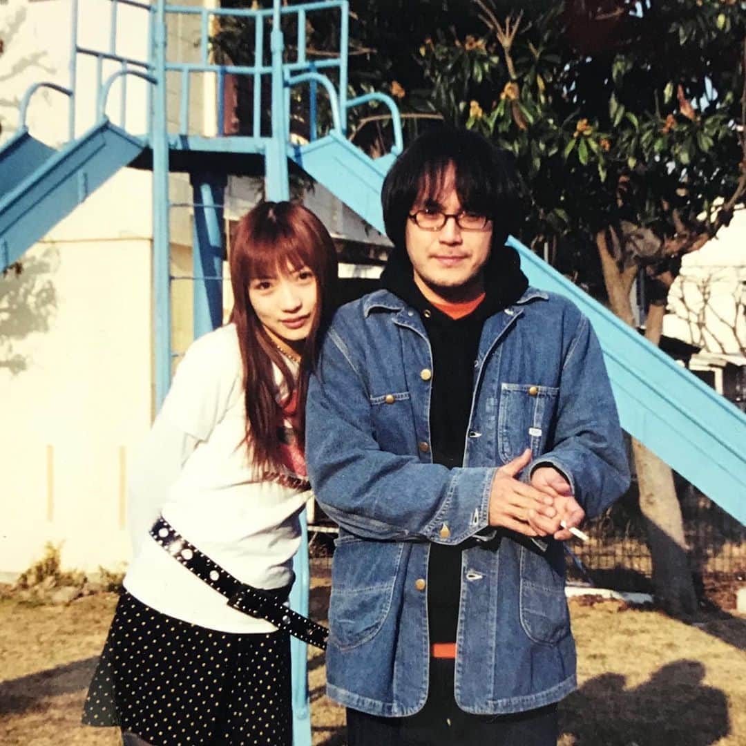 江口寿史のインスタグラム：「年明け掃除してたら懐かしい写真出てきた。Weekly漫画アクションで、街で見かけた女の子をモデルにして表紙イラスト描いてた時のだから2000年代初頭ですかね。 これは見かけたんじゃなく笑、単行本化の時の描きおろし用にモデルになってくれたイラストレーターのD［di:］ちゃん。 この撮影場所が今はなき阿佐ヶ谷住宅なんですね。すごくいい場所だったんだけどなあ。この時の絵は結局描けずじまいだったんですが、（Dちゃんゴメンなさい！）そのうち描きたいなあ。描きたいです！」