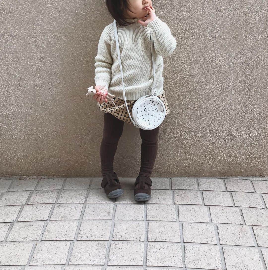 のインスタグラム：「娘は今日も元気です。 お兄ちゃんと今日も遊べないことが悲しくて、 朝は泣いて泣いて大暴れ🌋💨 わたしの目を盗んでは お兄ちゃんのいる部屋に忍びこみ みつかってつまみ出されては大暴れ🌋💨💨 さみしい気持ち わかるわかる。 ちょっとお散歩に連れ出してきます。 ・ お気に入りの @pamie617 さんのセーター 首元がきゅっと詰まったデザインが かわいい上にあたたかそう🐩 やわらかなゴムなので締め付け感はなし. 色違いでブラウンもあって どちらも超ヘビロテしている 🤍🤎 #pamie_shop #pamiemade」