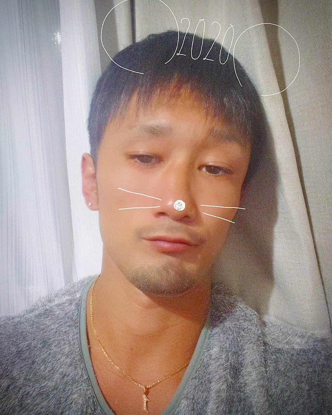 梅野源治のインスタグラム：「Happy New Year 2020😜🎉🎋😂 前髪ができたww #彼氏がジャニーズ過ぎてごめんなさいの投稿に使うことを許可します #謝ります #ごめんなさい」