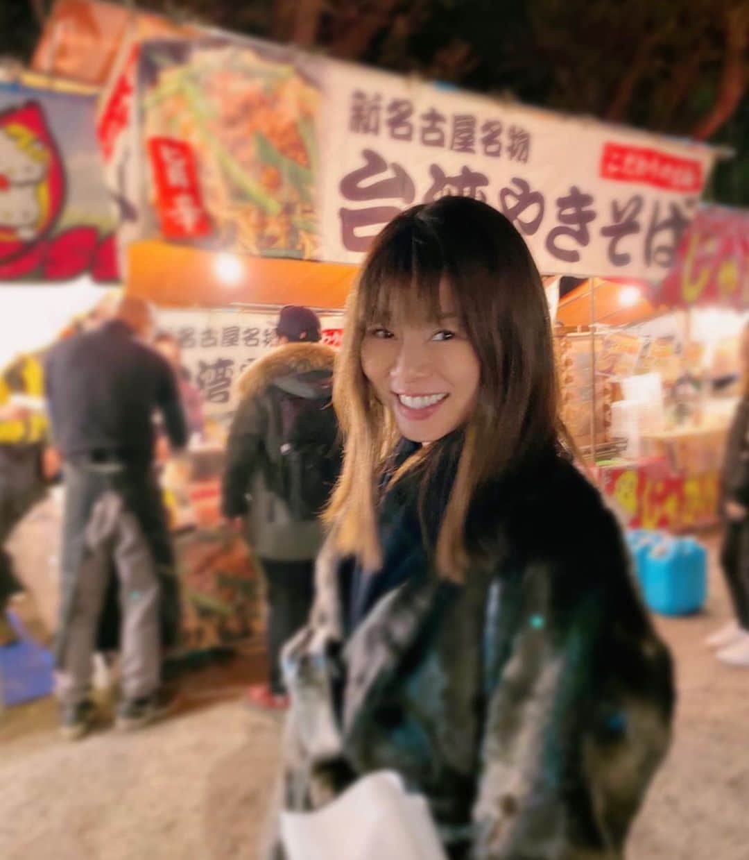 のインスタグラム：「熱田神宮に参拝へ😌✨ 樹齢1000年以上と言われている大楠は、いつ見てもパワーもらえます🤲✨ 参拝後は屋台で、味噌カツや味噌おでんを食べるのが好き😋  #熱田神宮 #パワースポット  #大楠 #えれな」