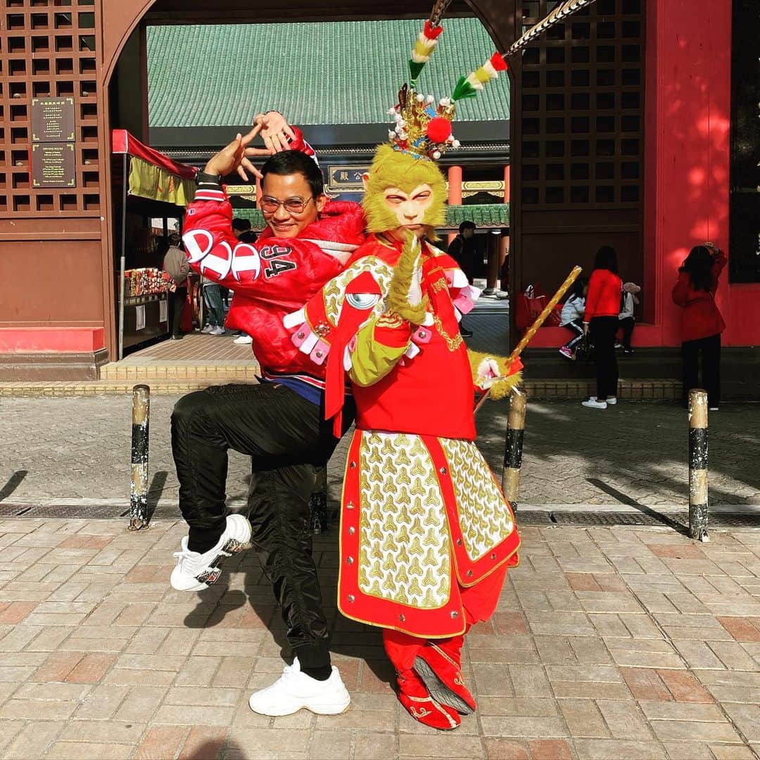 トニー・ジャーのインスタグラム：「Happy new year 2020 in Hong Kong 🎊🎆🎈」