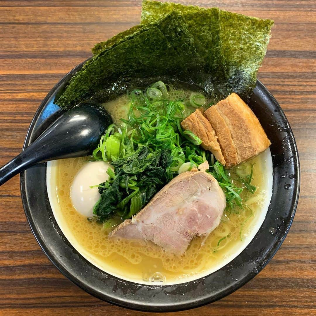 B JIRUSHI YOSHIDAさんのインスタグラム写真 - (B JIRUSHI YOSHIDAInstagram)「【代官山LUNCH】 【店名】百麺 中目黒店 【メニュー】太麺 4点盛り 【PRICE】¥1,050- 【一言】新年早々、ラーメンが食べたくなり、久々に中目黒の百麺(ぱいめん)へ。 濃厚な豚骨醤油スープと太麺と絡み、百麺ならではの美味しさ。そして、ほうれん草の組み合わせもやはり間違いないです。 飲んだ後にも食べたくなるラーメンですが、、、ランチにも◎。 #B印ランチ #bjirushiyoshida  #百麺 #中目黒 #中目黒グルメ #ラーメン」1月4日 13時45分 - bjirushiyoshida