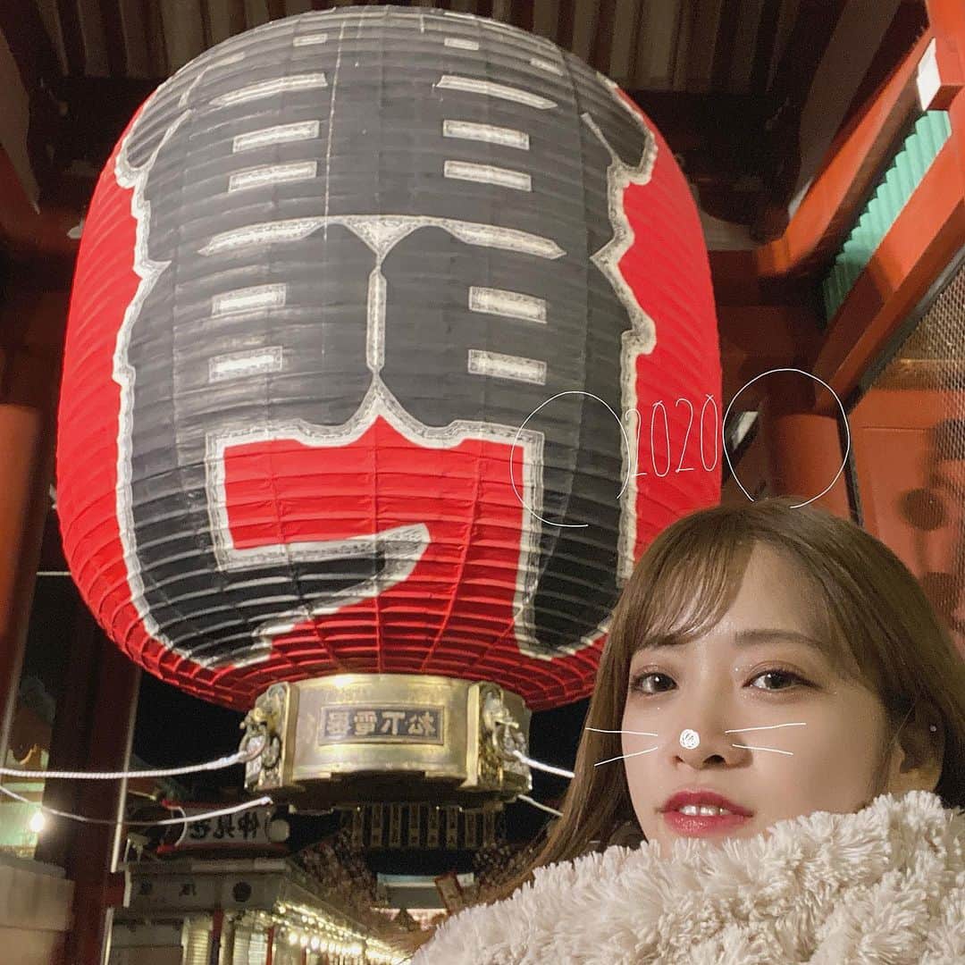 市川愛美のインスタグラム：「. 🎍謹賀新年🎍  明けましておめでとうございます。 2020年もよろしくお願いします。  Instagramの投稿頻度を去年より上げることが目標です。 また質問コーナーもちょくちょくやります！  質より量で行こうと思います笑  自撮りで写真を撮ったら 「雷門」が反転してて直そうとしたら 2020のネズミスタンプが反転するので 諦めました🥺  #雷門#浅草#浅草寺#2020#2020年#初詣#おみくじ」