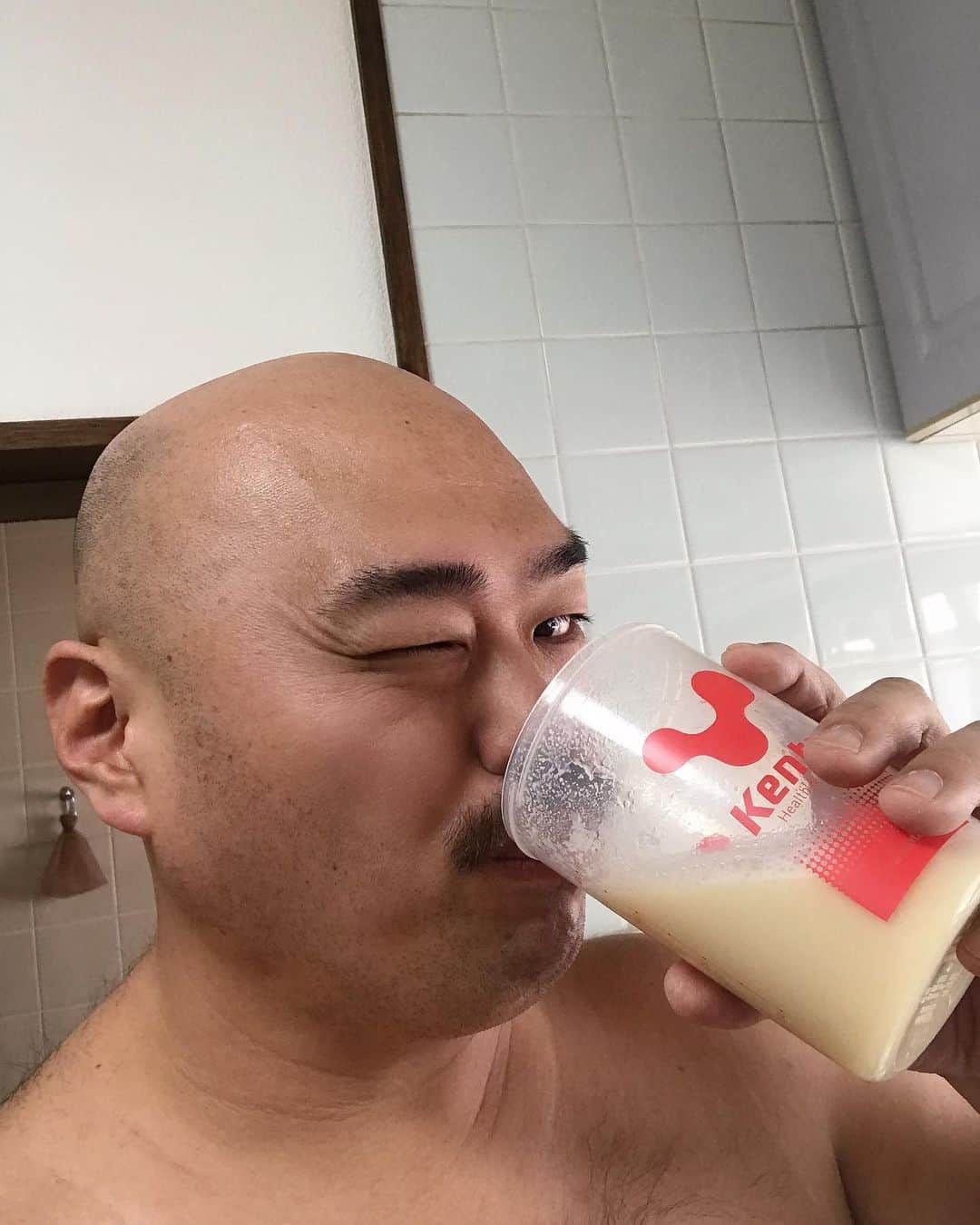 クロちゃんさんのインスタグラム写真 - (クロちゃんInstagram)「‪プロテイン飲んで家トレ終了だしん！‬ ‪ちょっとやりすぎたー。‬ ‪これからお出かけなので、ちゃぷちゃぷじゃなくて、シャワーにしようかしらー。‬」1月4日 13時50分 - kurochandesuwawa