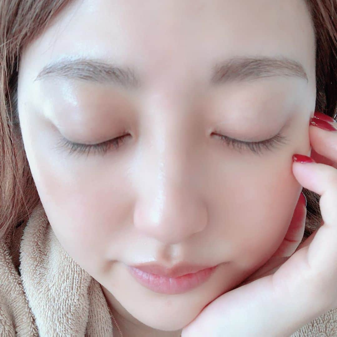 菊地亜美さんのインスタグラム写真 - (菊地亜美Instagram)「マツエクやめて半年経たないくらいなのですが、いつものメイクさんに、前より自まつ毛が濃くなってる！と言われてびっくり。 まつ毛美容液もさぼりまくって大して塗ってなかったのに、まつえくをやめるだけでまつ毛に栄養がいくのか抜けない切れないからなのか、自まつ毛が長く濃くなってきた👁嬉しい😆 なので新年1発目の元日の生放送は、マスカラも塗らずに透明のマスカラのみにしました☺︎ 目の形的に下瞼にマスカラがつきやすいので良いかも。 その代わり、普段あまりできないニキビがアゴに2つも出来ている。。生活の乱れかな。。」1月4日 13時54分 - amikikuchi0905