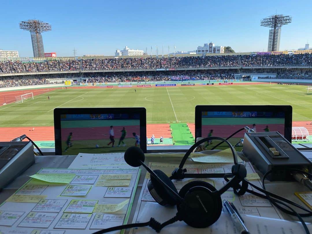 本野大輔さんのインスタグラム写真 - (本野大輔Instagram)「全国高校サッカー選手権 青森山田VS富山第一の試合を元日本代表FW福田正博さんとお送りしました。 歴代優勝チームの注目の対決。 約15000人の観客が詰め掛けました。  放送席から見える景色です。 明日準々決勝、ベスト8が出揃います。 決勝は1月13日成人の日です⚽️ #高校サッカー #サッカー #青森山田 #富山第一」1月4日 13時55分 - daisuke.motono_ytv