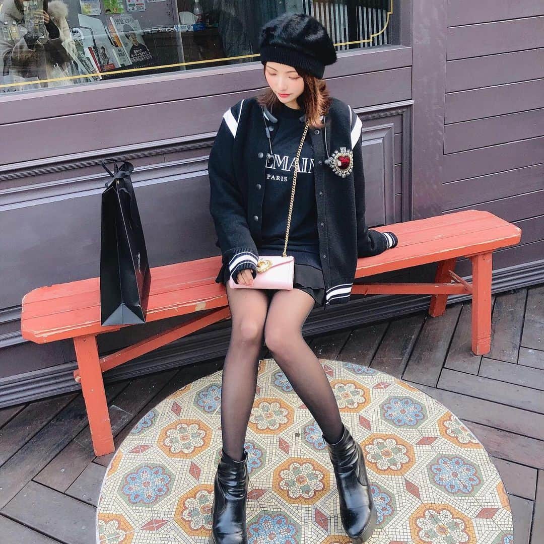 岡田栞奈のインスタグラム：「昨日の初売りコーデ💓  ニットブルゾンはひとめぼれ(ᐥᐜᐥ)♡ᐝ 帽子めっちゃどこのって聞かれるんだけど渋谷のどっかでフラッと買ったのだよ🤣❣️ 昨日買ったお洋服も後ほど 紹介するね〜♪ #初売り　#お正月　#私服 #福袋はかえなかった #balmain #givanchy #dolceandgabbana  #cordinate」