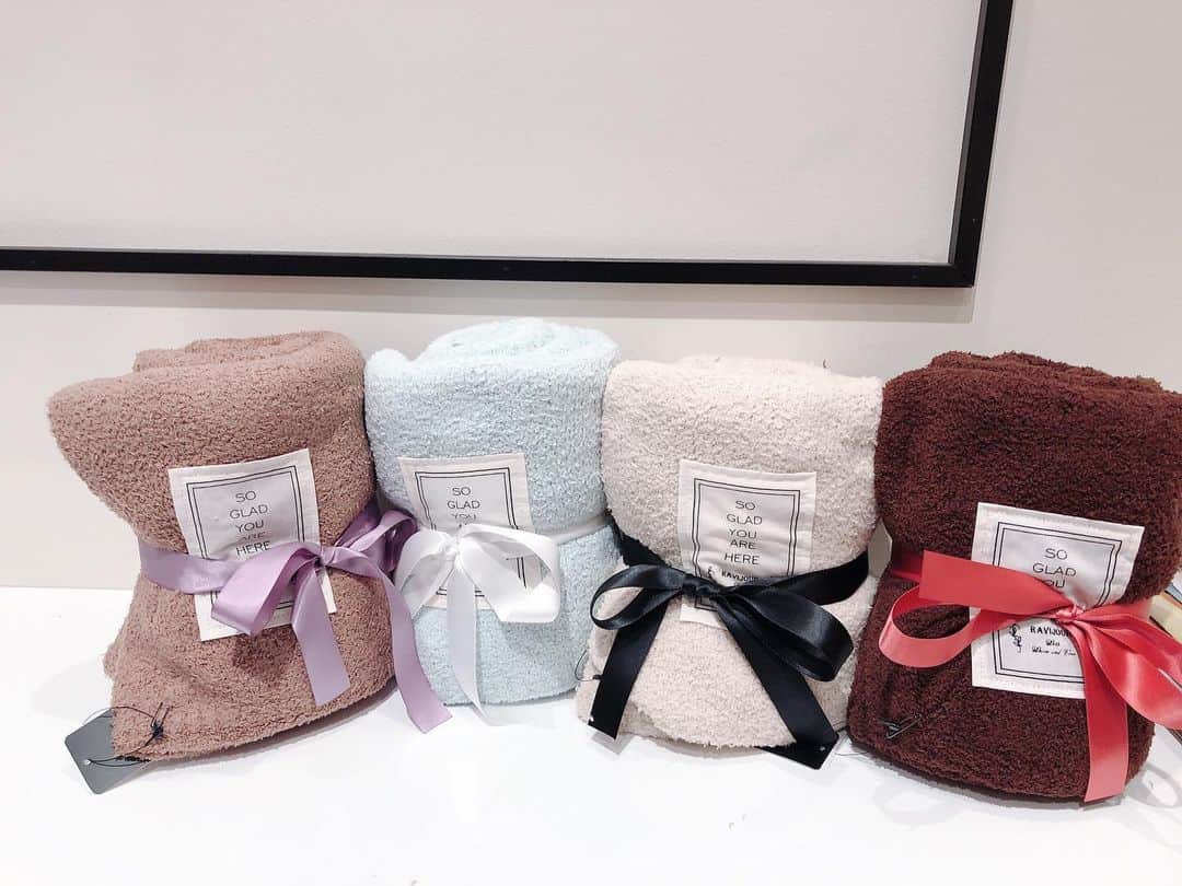 Ravijour札幌4丁目プラザ店のインスタグラム：「#ONSALE RAVIJOURもこもこブランケットが登場しました🧸💓 詳しくはブログ更新したので TOPから飛んでご覧下さい🆙✨ #ravijourstaff  #ラヴィジュール #ravijour_official  #ravijoursapporo」