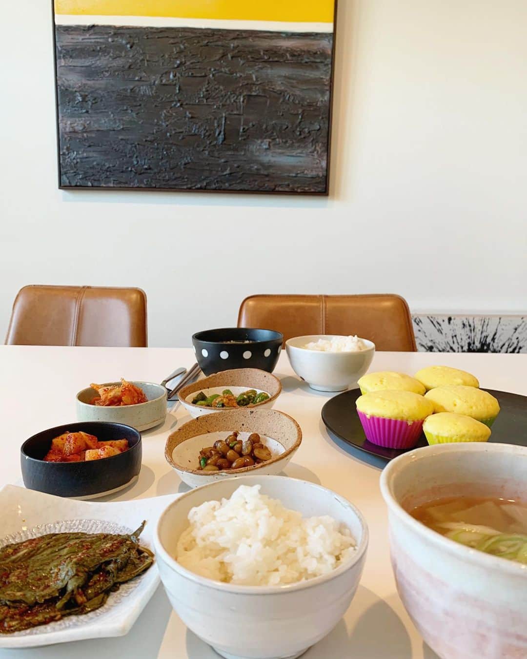 のインスタグラム：「わが家の元旦の朝食はおせちでもお雑煮でもなく、普通の朝ごはんでした😅 とーちゃん&かーちゃんは、以前レシピ動画を載せた#牛肉と大根のスープ そして韓国常備菜。 息子はリクエストに答えてカップケーキ。多めに作って冷凍保存しました🧁❄️✨ #正月気分ゼロ  1월1일 새해 첫 아침식사는 떡국말고 그냥 평상시에 먹는 소고기무국과 밑반찬 ㅎㅎㅎ 아들의 리퀘스트였던 컵케이크는 많이 만들어서 냉동실으로~🧁❄️ . #おうちごはん#朝ごはん#잡밥#아침밥#리나스테이블#rinastable#morning#2020#newyear」