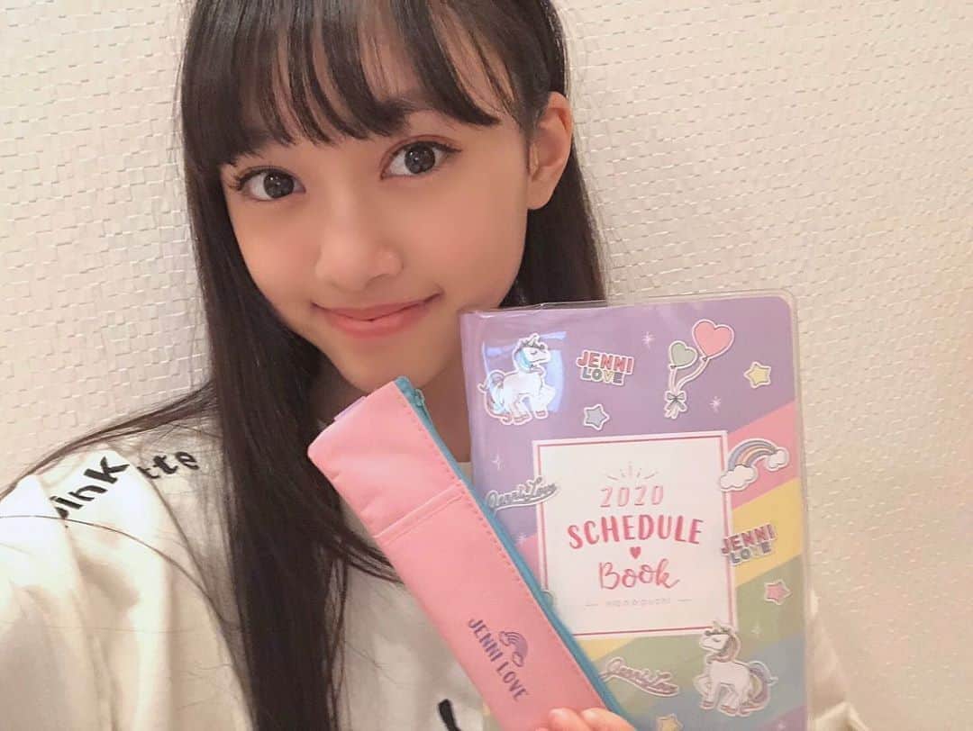 ニコ☆プチのインスタグラム：「💟 #プチモのふろくの使い方 💟﻿ ﻿ ﻿ ﻿ 5人目は、レイラ！！！﻿ ﻿ ☃️レイラより☃️﻿ ﻿ れいらはカラーペンを使って書いたり、シールを貼ったりして、可愛いスケジュール帳にしたよ❤️﻿ 中に「〇〇の日」とか書いてあるから超便利だし、シールも可愛い😍✨﻿ ﻿ 可愛い手帳を持ってると楽しくなるよね😆﻿ これで2020年も頑張れる￼😉👍﻿ ﻿ ﻿ ﻿ #ニコプチ　#ニコプチふろく　#レイラ﻿ #プチモ　#ジェニィラブ　#スケジュール帳﻿ #ペンケース　#スケジュール帳の使い方﻿ #手帳タイム　#ニコプチふろくのある生活﻿ ﻿」