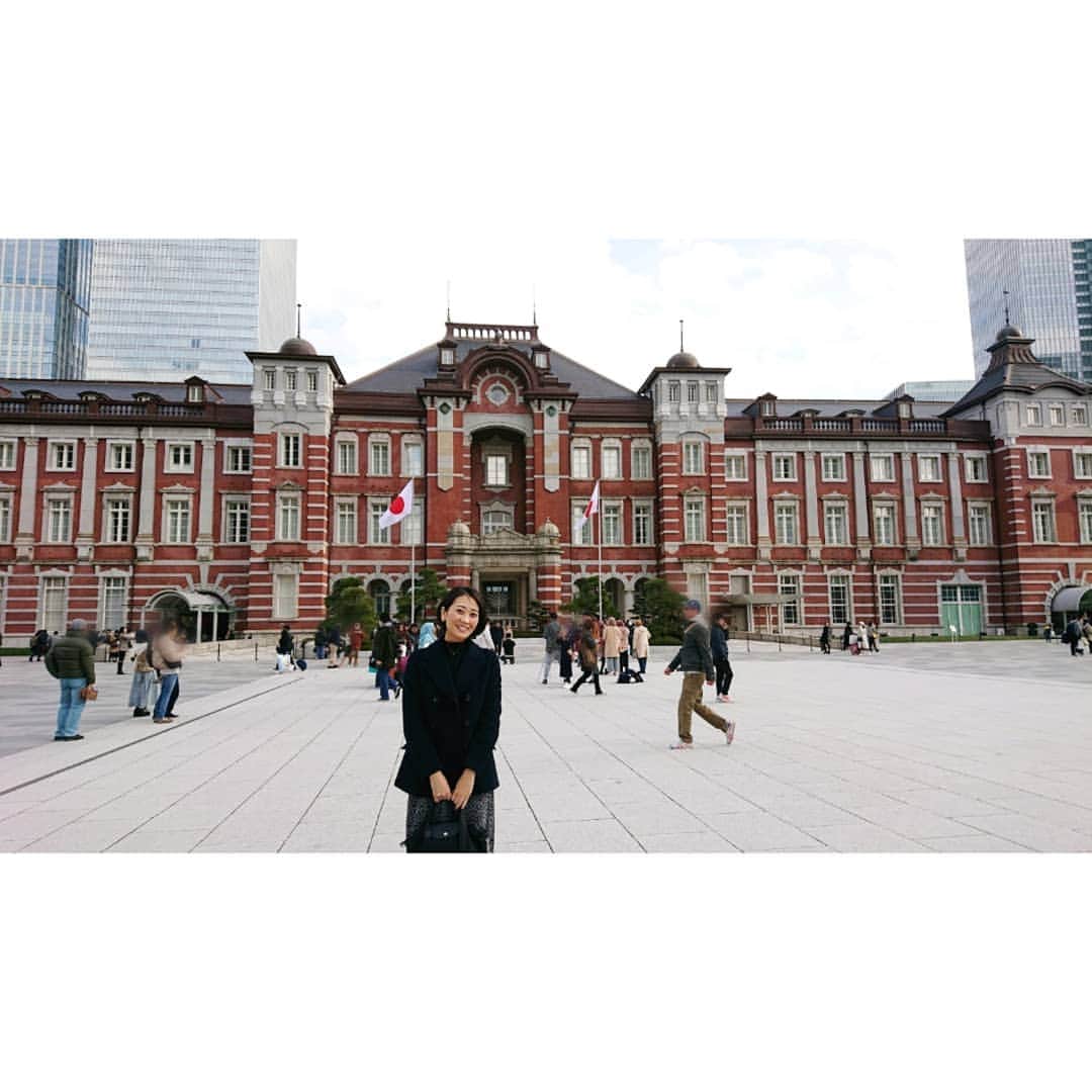 加藤沙知さんのインスタグラム写真 - (加藤沙知Instagram)「帰省日記  久しぶりにお江戸散策をしました。  東京駅の駅舎を眺めていたら、 海外から来られた女性に『写真を撮って下さい』と頼まれました。  シャッターを押したら、 お返しに私の写真も撮ってくれました。 その優しい笑顔に、ハニカム私…(笑) . 海外からの旅行者も沢山の東京。 オリンピック開会式まで202日というカウントダウンボードを見ると、2020年、わくわくしてきました♪  明日から仕事です！ 今年もパワフルに頑張ります！  #東京駅 #東京 #TOKYO #tokyostation #帰省 #オリンピック まで202日」1月4日 14時06分 - mrt.kato