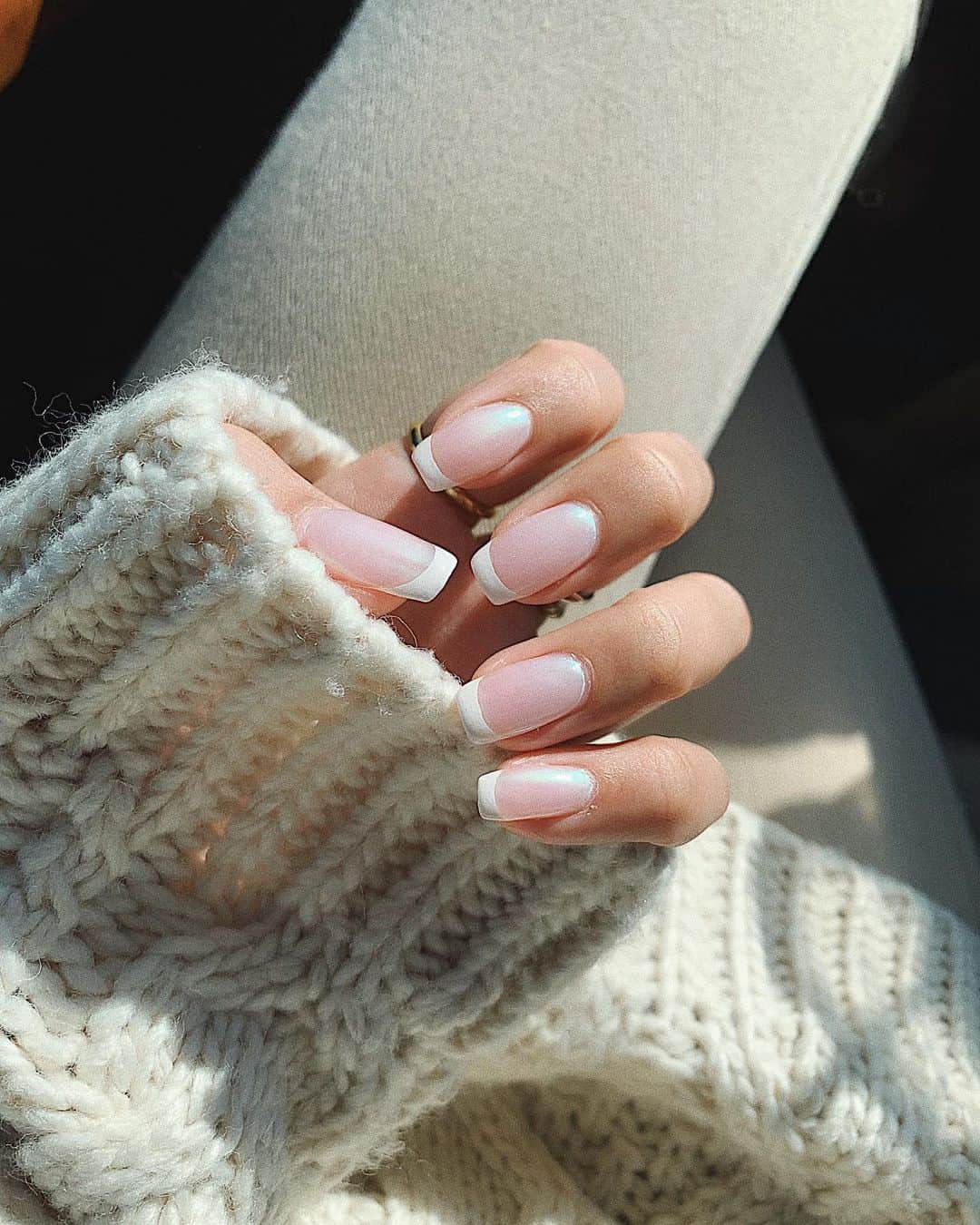 のインスタグラム：「. 久しぶりにフレンチネイル💅🏽⛄️❄️ ベースはオーロラにしたよ🌟 #nail #nailsalon #フレンチネイル #オーロラネイル #ネイル #シンプルネイル #オーロラフレンチ」