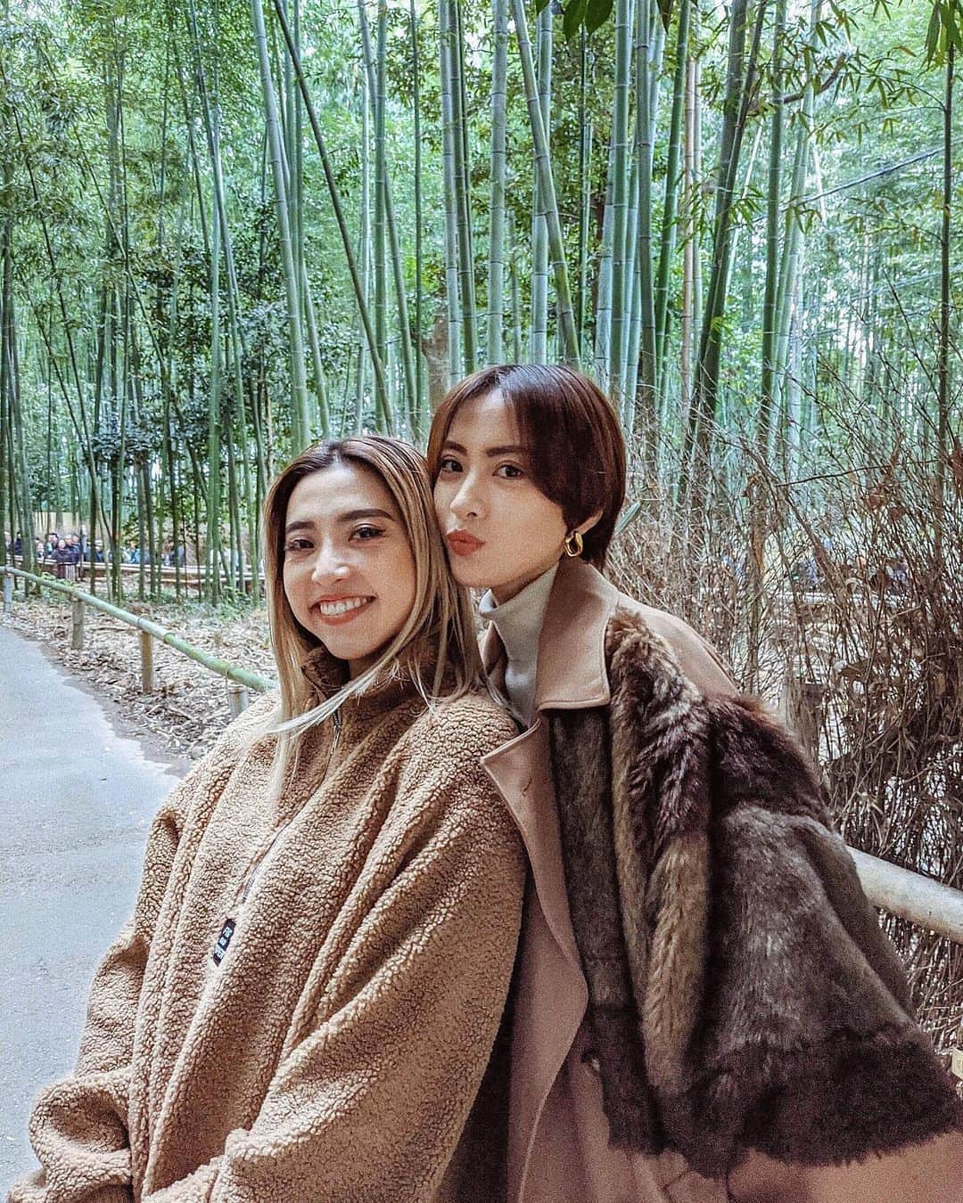 ソンイのインスタグラム：「親友 @alisaueno カップルとダブルデートでお正月京都旅行⛩🎋🎋🎋🎍」