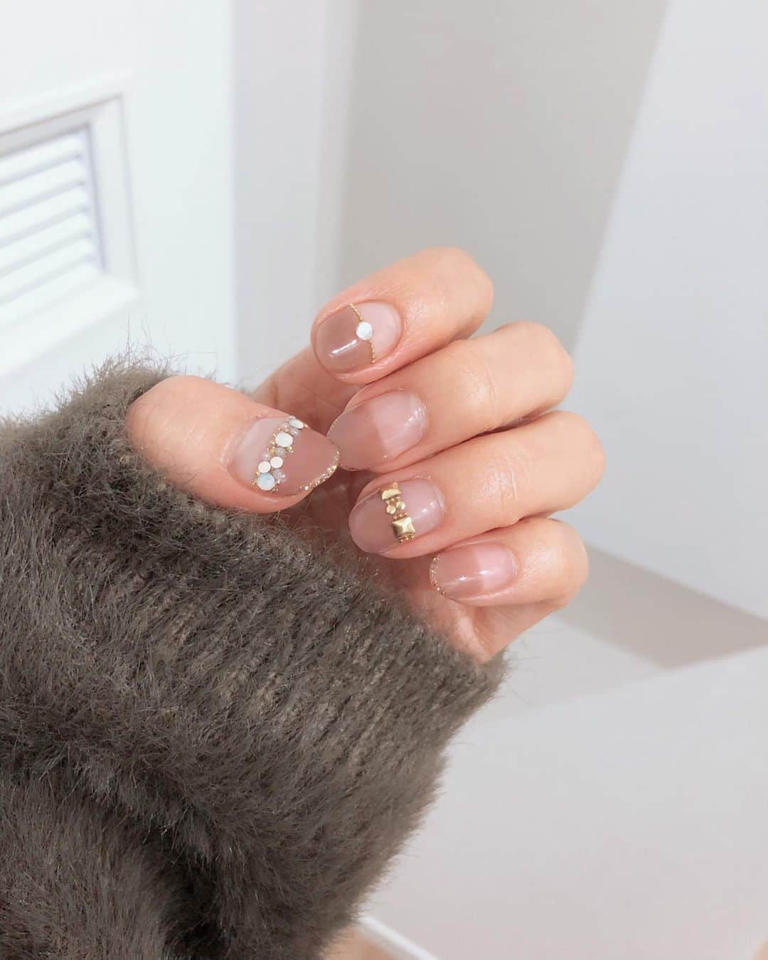 田中涼子のインスタグラム：「新しいnail♡  普段指輪できないからリングしてるみたいにしてもらいました🎶 ずっとピンク好きだったけど最近お気に入りのカフェラテみたいな色。  #指輪ネイル #冬ネイル #ブラウンネイル #アクセサリーネイル」