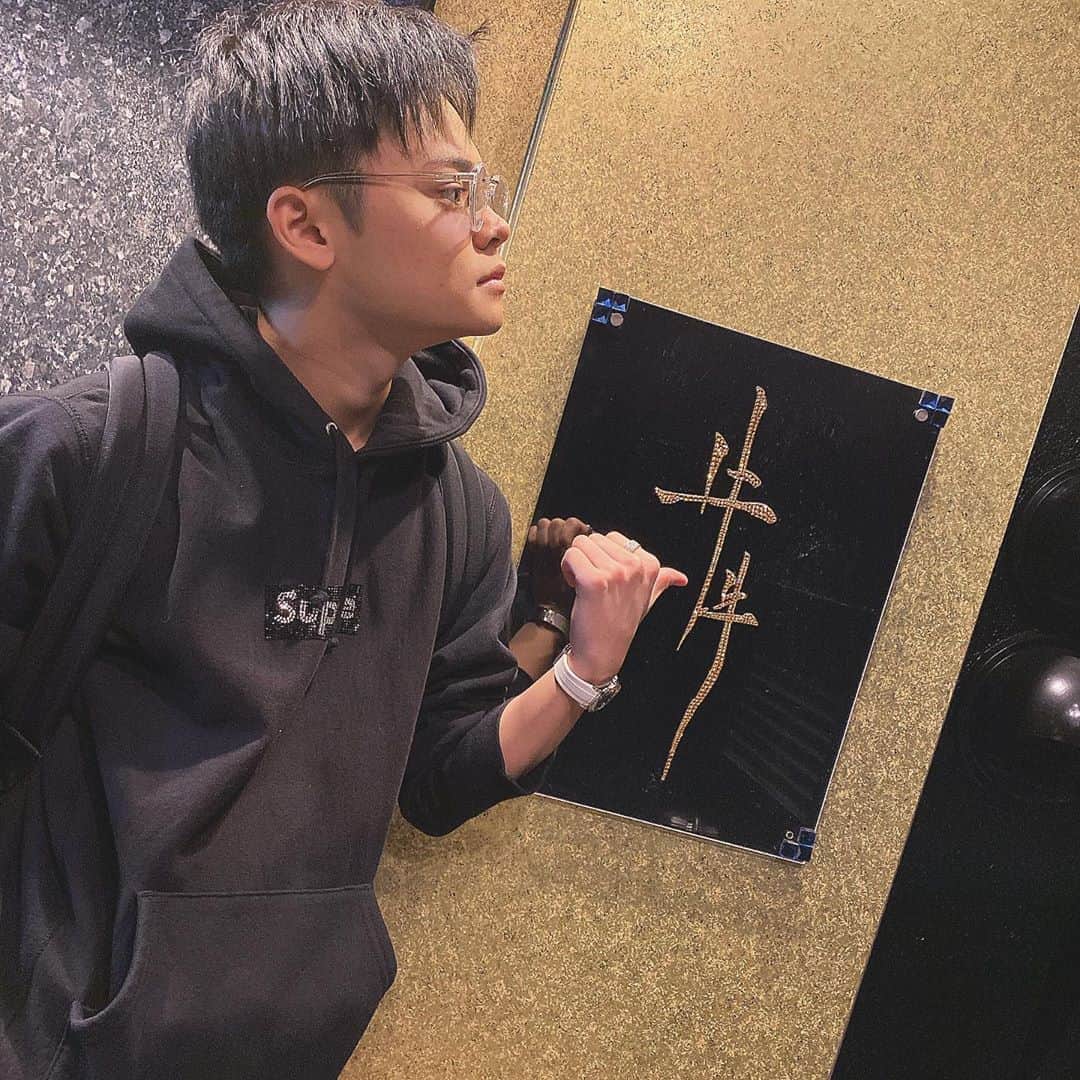 のインスタグラム：「焼肉といえばココ✌️ 牛牛 麻布十番🐃✨ 全て最高級ランク和牛を使い 完全予約制の隠れ家的高級焼肉✨ YouTuberのヒカルさんや ラファエルさん、レペゼン地球さん、 なども通っている。 やっぱり店内キラキラしてて 居心地が良いわキラキラ空間✌️✨ _ #麻布十番牛牛 #高級焼肉 #焼肉 #牛牛 #金箔シャトーブリアン #麻布十番 #高校生社長 #戸田英志 #起業家 #TikToker #ティックトッカー #YouTuber #ユーチューバー #原宿 #竹下通り #表参道 #青山 #新宿 #渋谷 #六本木 #東京 #tokyo」