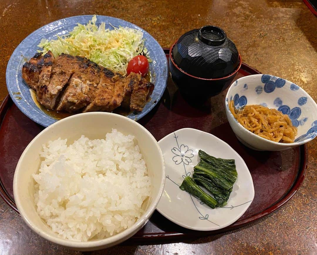 のインスタグラム：「湯畑目の前の定食屋さん「暖」でランチ。名物のステーキのような厚切りの特製 #生姜焼き ！！お肉は柔らかくて、香り立つ生姜の風味もたっぷり味わいました😋 . #草津温泉 #草津温泉グルメ #食べるの好きな人と繋がりたい #温泉好きな人と繋がりたい」