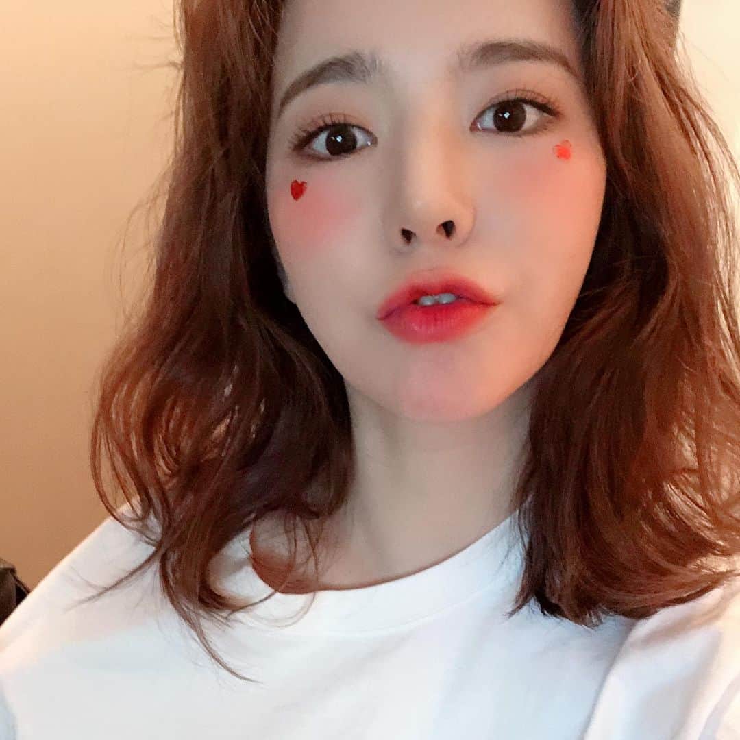 サニー のインスタグラム：「새해 복 많이 받고 계신가욥?! 시즌그리팅도 잘 받았나용?? 올해에는 건강하고 행복했음 좋겠어요~~ 나도, 너도!!!!🥰」