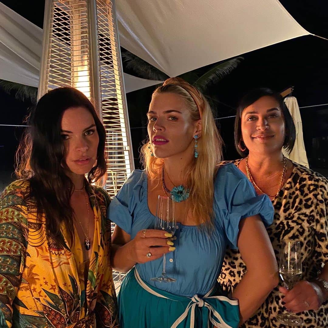 ケリー・オックスフォードのインスタグラム：「We fucked over Cabo.  Elementary school children/ friends of Bea, I’m sorry for swearing, some adults swear a lot. Omg I’ve had 12 shots of tequilas.」