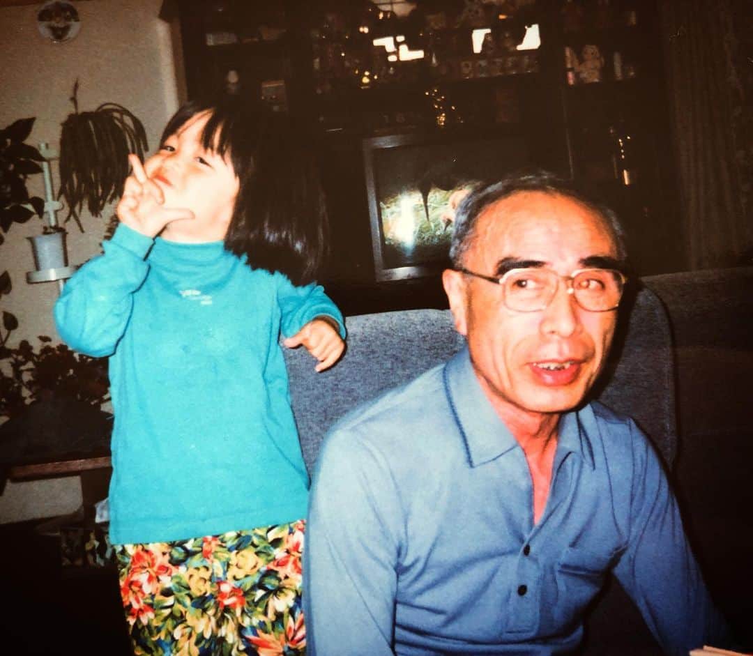 森田紗英さんのインスタグラム写真 - (森田紗英Instagram)「_ 2020年1月2日の夜におじいちゃんが天国に旅立ちました。 上京してからはなかなか会えなかったけれど、 約13年、実家で一緒に過ごしました。 とても温厚な人で、優しくて、大好きでした。 小学生の頃はよくじいちゃんの部屋に泊まったり、 一緒に笑点を見たり、一緒にゲートボールに行ったりしてました。 中学生の頃はセブンのナナコカードを使って 嘘をついてお小遣いをせしめたり(笑)、 嵐のDVDを買ってもらったり、 遅刻魔の私を学校まで送ってくれたり、 一緒に将棋をしたりしてました。 高校生の頃はモカちゃん(当時飼っていた犬)と お部屋に遊びに行ったり、 一緒にお菓子食べてどうでもいいお話したり、 一緒に雪かきしたり(たまに)、 一緒にセブンにアイスを買いに行ったりしました。 一緒に過ごした時間がとても長かったので思い出話が尽きません。 _ じいちゃんが施設に入ってから 我が家に帰ってくるまで約8年かかりました。 もう家族のことを 理解できないほど認知症が進行していたけれど、 たまに理解できたような笑顔をしてくれるので、 じいちゃんに会いに行くのが楽しみでした。 賑やかなのが大好きだったので 我が家は今日もみんな笑ってます。 明日のお通夜、明後日の告別式で きちんとじいちゃんとお別れしてきます。 _ _ _ #じいちゃん #ありがとう #天国でも元気でね  #私が行くまで待っててね #ゲートボール #将棋 #またしようね」1月4日 15時00分 - moricoff