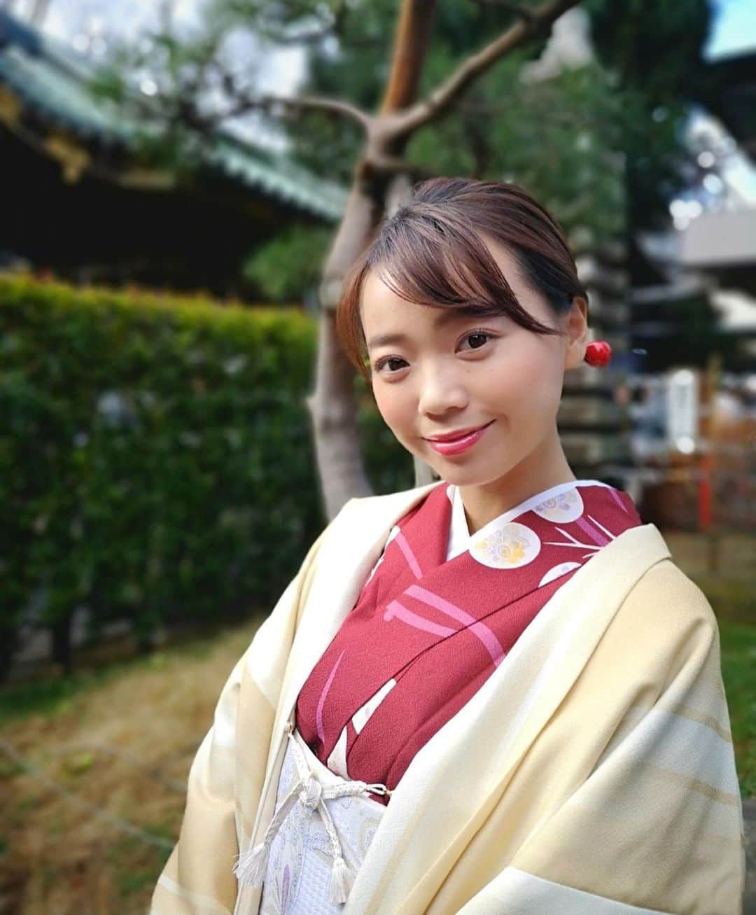 京乃ともみさんのインスタグラム写真 - (京乃ともみInstagram)「このインスタグラムを見て下さってるみなさん。新年明けまして、おめでとうございます😄🎍⛩🌅. . 初詣は、何年も絵馬に”みんなを健康に笑顔にする本を出版したい！”と書き続け、昨年ついに夢を叶えてくれた豊川稲荷神社さんへ、お礼のご報告も兼ねてお参りしてきました。👘. (おみくじをひいたら…なんと、今年も大吉！😍). . 今年もご縁を大切に、学び続け、社会に貢献できるように努めて参ります！また大好きなヨガを通して、たくさんの人と会えますように💖どうぞよろしくお願いいたします。🌸. . . #着物で初詣  #お着物コーデ」1月4日 15時10分 - tomomi_kyono