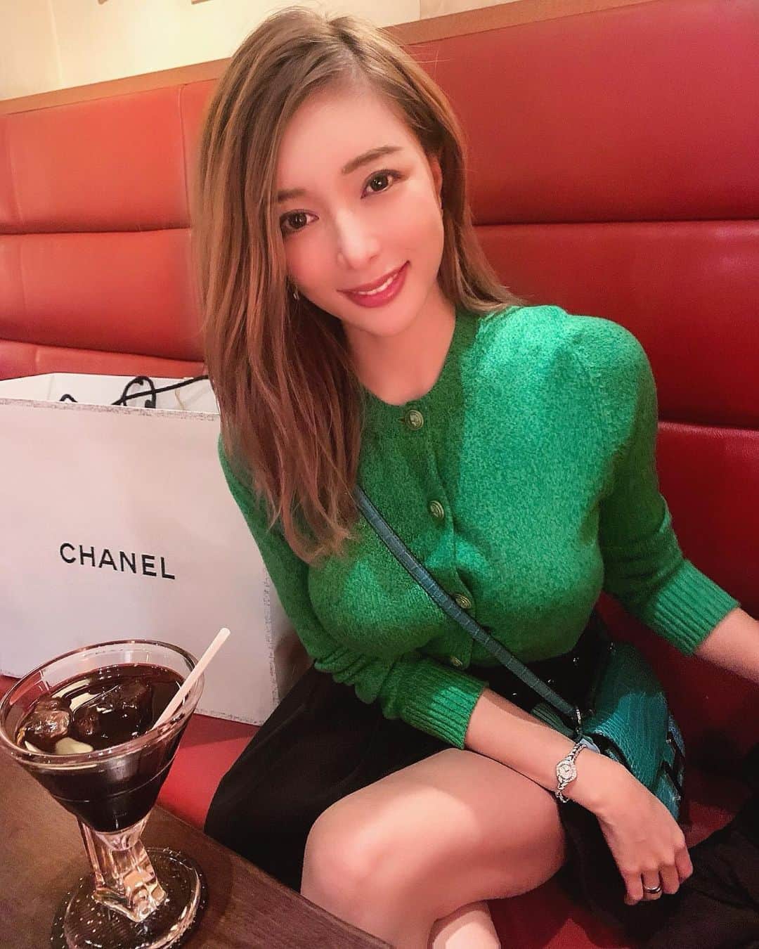 濱野りれさんのインスタグラム写真 - (濱野りれInstagram)「Hello Saturday💋 I have been in Ginza today. First shopping of 2020 is...CHANEL🤍 I love HERMES, LOUIS VUITTON, VERSACE, FENDI... But the brand I've been a fan of for the longest time is CHANEL ❤︎ I am big fan of you💋 Tell me your fav brand the best🐭❔ -— 2020年最初のお買い物はシャネル🤍🖤 いろんなブランドがそれぞれユニークで好きだけど、一番ファン歴長いのはやはりシャネルなのだ🤍 みんなの一番すきなブランドはなあに？🐭??✨ -— #CHANEL#CHANELLOVE#CHANELLOVER#chaneladdict#hermesbag#hermesconstance#hermesconstance18#hermescroco#hermescrocodile#harrywinstonwatch#harrywinstonjewelry#コンスタンス#コンスタンスミニ#シャネル#ハリーウィンストン#ハリーウィンストン時計」1月4日 15時10分 - riregram