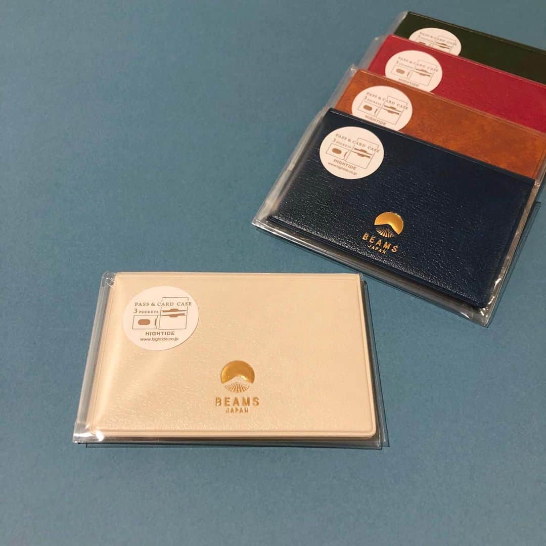 BEAMS JAPANさんのインスタグラム写真 - (BEAMS JAPANInstagram)「〈BEAMS JAPAN 追加入荷の商品のご案内〉 ・ 本日は最近お店に入荷いたしました、2つの商品のご案内です！ ・ ▼HIGHTIDE × BEAMS JAPAN / 別注 パス ＆ カードケース 大人気カードケースに白色が入荷しました！ 他の4色のご案内もございます。 ¥1,100+tax ・ ▼BEAMS JAPAN / 湯たんぽカバー ネイビーとベージュの2色展開でございます。 ¥2,000+tax ・ BEAMS JAPAN 1F ☎︎ 03-5368-7314 #beams  #beamsjapan  #beamsjapan1st  #ビームスジャパン #新宿 #新宿三丁目 #日本製 #madeinjapan #湯たんぽ #湯たんぽカバー #カードケース」1月4日 15時04分 - beams_japan