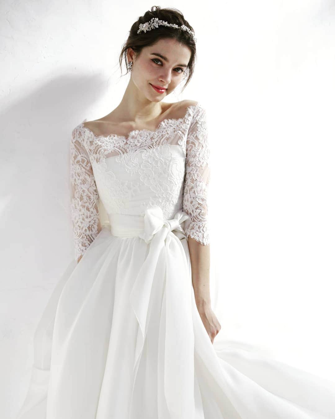 LAVIEEN ROSE Weddingのインスタグラム：「🌹新年のご挨拶🌹  明けましておめでとうございます。﻿ 2020年も 皆さまにとって素晴らしい一年になりますように✨  本年もどうぞ宜しくお願いいたします。  公式HPはこちら♪ ↓  www.lavieen-rose.co.jp  #ラビアンローゼ #静岡花嫁 #名古屋花嫁 #関東花嫁 #結婚式ドレス #卒花 #花嫁 #卒花嫁 #結婚 #結婚式 #結婚準備 #花嫁準備 #weddingdress #運命の一着 #花嫁コーディネート #試着レポ #前撮り#後撮り #ソロウェディング #2020 #お正月 #和装 #色打掛 #和装フォト #前撮り」