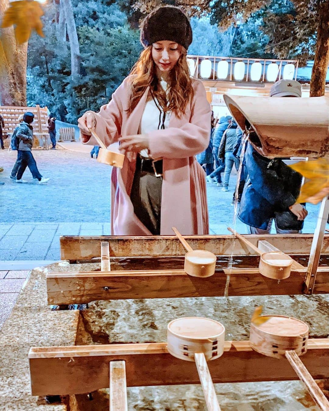 のインスタグラム：「Photo at Meiji Shrine😊📷 . It was cold out there and hand washing before praying was🥶❄️🥶❄️ . . この後カイロの有り難さを改めて知る😆 . . . #神社 #写真部 #写真 #shrine #日常 #美しい #初詣 #インスタグラマー #instagramjapan #ファインダー越しの私の世界 #ファインダー越しの世界  #cooljapan #手水舎 #instajapan #明治神宮 #ig_japan #photo_japan #photo_jpn  #igersjp #beautifulmatters #散歩  #夜景 #インスタ映え #meijijingu #meijishrine #冬コーデ #冬 #2020年 #鳥居 #夜」