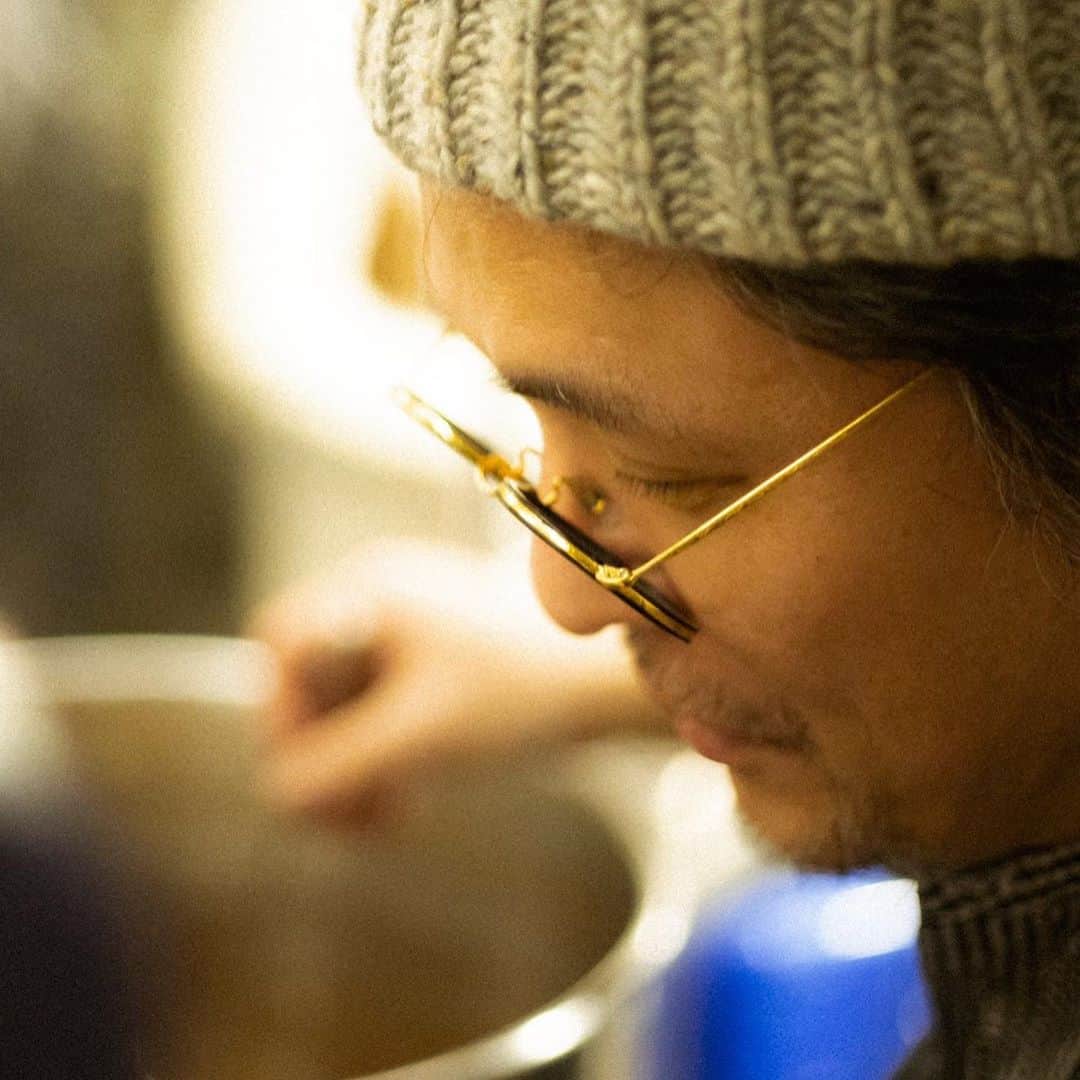 坂本美雨さんのインスタグラム写真 - (坂本美雨Instagram)「年末のイベント Memories of Shelter のことをひきつづき。こちらは山口明宏さん @yamaguchi_akihiro 撮影。  この日の主役となった、麻生要一郎さん @yoichiro_aso の年越し蕎麦。 要一郎さんのあたたかさ、物理的なおいしさはもちろん、それ以上のなにかを含む要一郎さんのごはんをみんなに体感してほしくて、だいぶむりを言ってしまいました！ . 直火を使っちゃいけない会場でお蕎麦をたくさんの人に、って思ったよりたいへんで😹、要一郎さんが何日もかけて材料や容器や段取りを吟味してくれた上、当日は要一郎さんの友人にアシスタントに入っていただいたり、マネージャーの旦那様の中華屋さんから寸胴を貸していただいたり、要一郎さんのパートナーのエイジさんにいろいろ借りたり 笑… ご提供の際のお客さまのみなさまのご協力にも心から感謝します。  いやー、反省と勉強と。。 終始ドタバタしたけど、思い描いたことを形にできて、 みんなの優しさが集まって、幸せでした。  終演後片付けをして、スタッフさんたちとお蕎麦を改めてみんなで食べて『もうこれが大晦日でいいね、初詣いこっかw』 ってなりました。  要一郎さん、 本当にありがとうございました。 懲りずにまたどたばたさせてください 笑  要一郎さんと青山有紀ちゃんコラボのディナーショー、 やりたい！笑（←また人を巻き込む気まんまん） . #MemoriesOfShelter #おお雨 #麻生要一郎」1月4日 15時12分 - miu_sakamoto